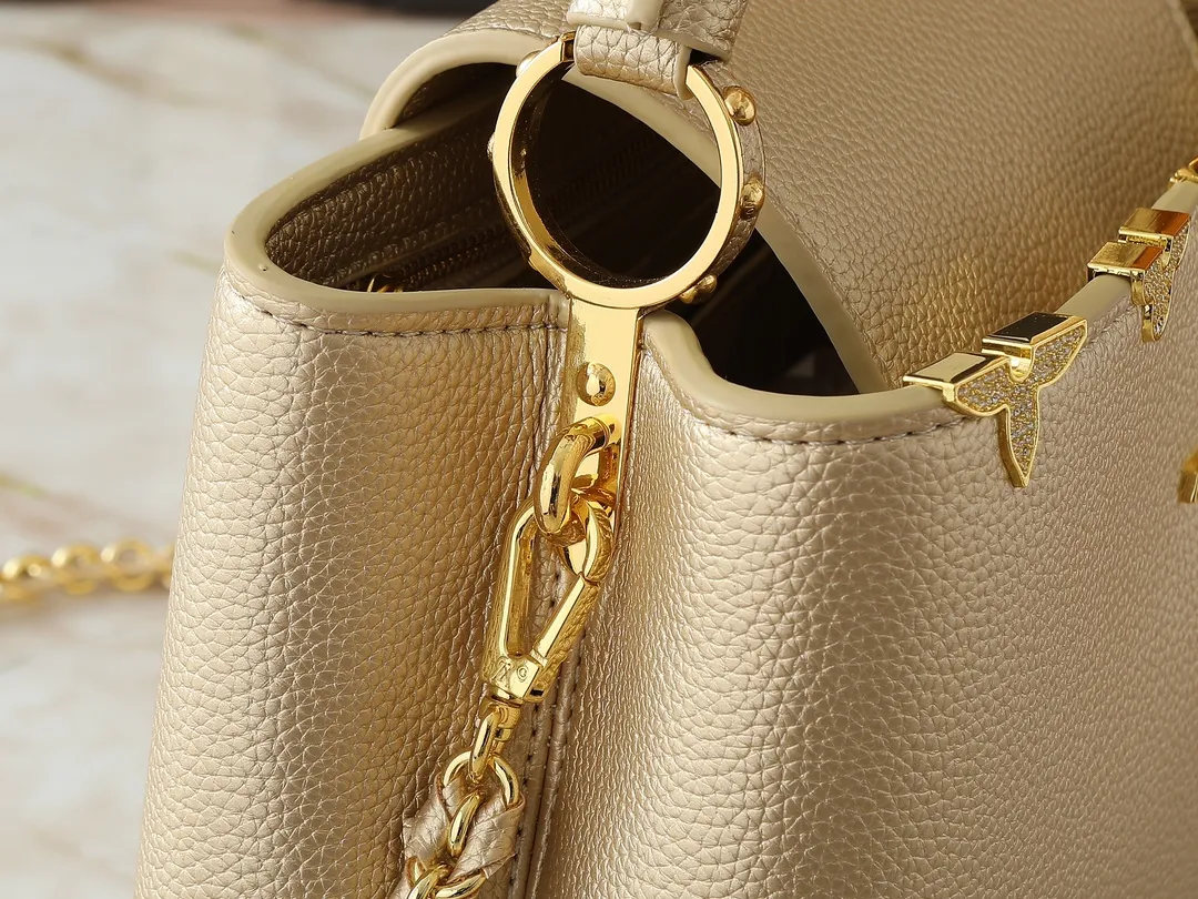 💰440💰Guangzhou goods Upgraded from the original M24583 M24584 M24585 Gold and diamond corolla This Capucines Flower Crown handbag is made of full-grain Taurillon leather and is embellished with Monogram flowers. Each flower is shaped by exquisite crystal diamonds. The LV logo and flowers echo each other, giving this soft handbag a jewel-like luster. Use the detachable shoulder strap cleverly to switch between shoulder and crossbody. Dimensions: 31.5 x 20.0 x 11.0 cm