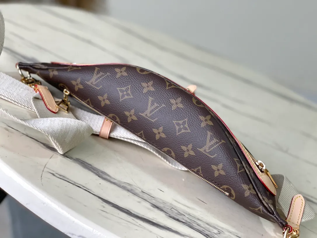 💰780 Top Original Order M46784 Presbyopia The definition of casual fashion High Rise waist bag is made of Monogram coated canvas, details include a removable name tag, and is made of the brand's iconic natural cowhide. The removable textile strap brings a sporty feel. The soft canvas feels soft against the body, while the ultra-thin design allows for undercoat wear. size：38x16x8cm