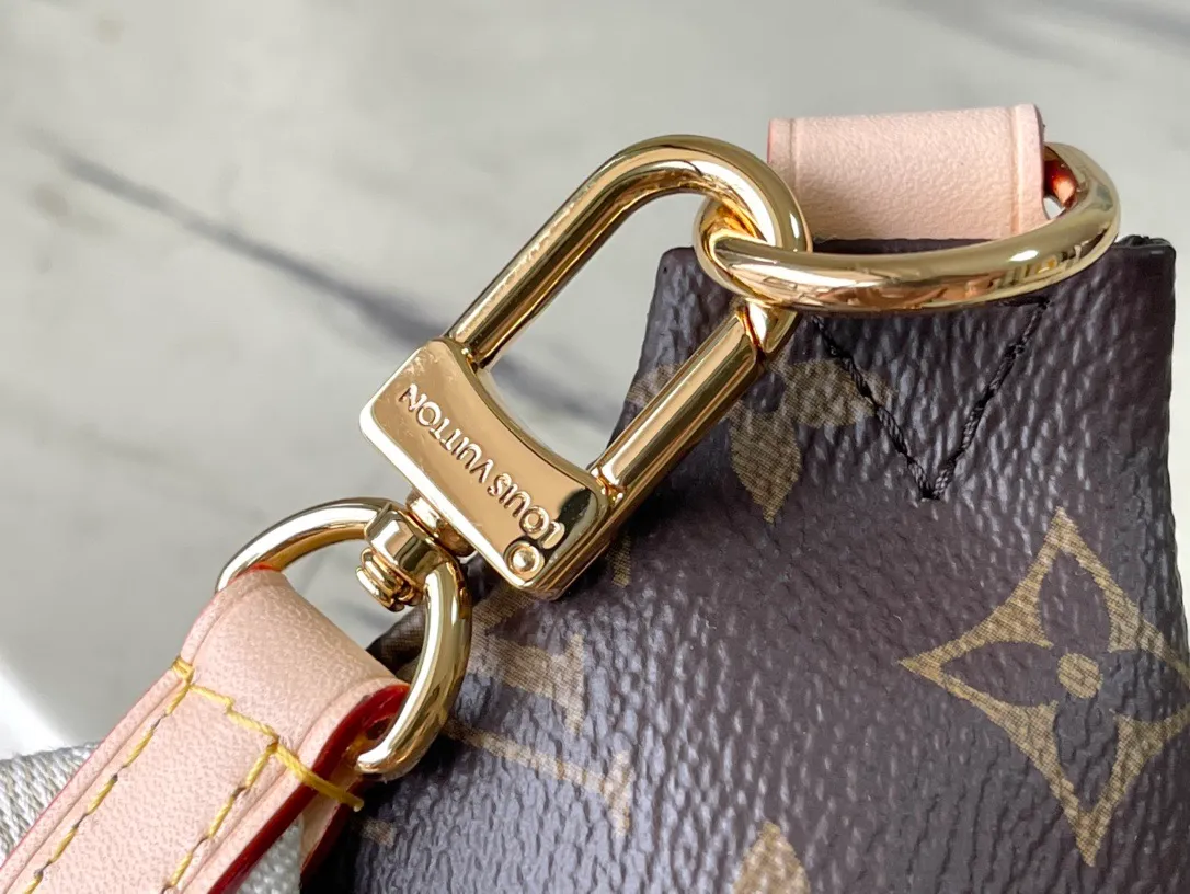 💰780 Top Original Order M46784 Presbyopia The definition of casual fashion High Rise waist bag is made of Monogram coated canvas, details include a removable name tag, and is made of the brand's iconic natural cowhide. The removable textile strap brings a sporty feel. The soft canvas feels soft against the body, while the ultra-thin design allows for undercoat wear. size：38x16x8cm