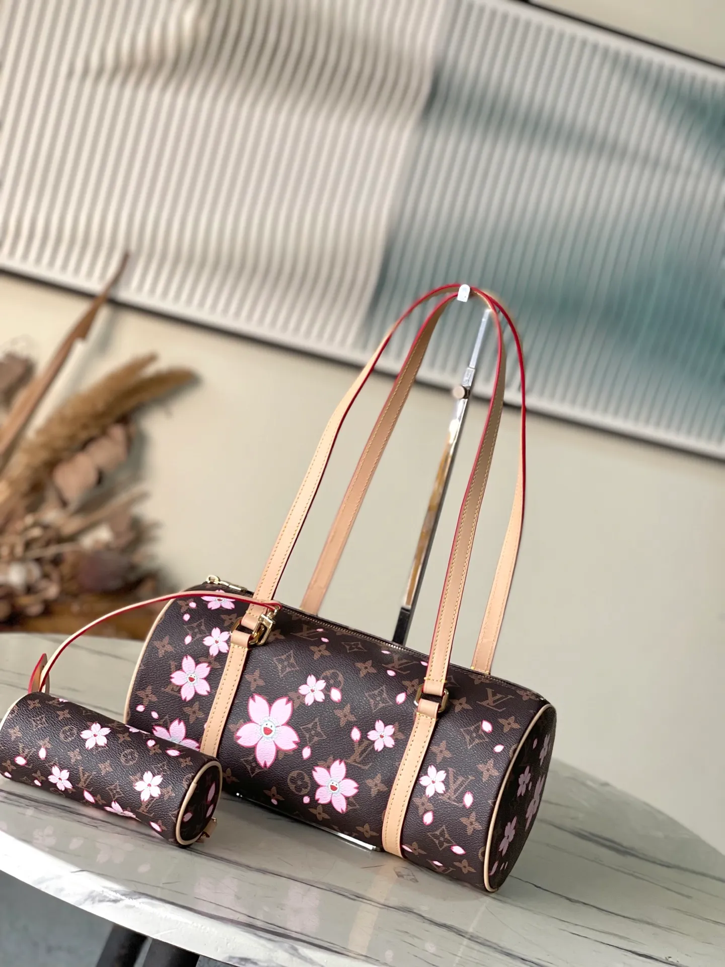 💰900 Top Original Order M13097 This Papillon handbag is made of Monogram coated canvas and leather trim to create a cylindrical configuration, and is cleverly connected to its pocket version through metal parts. The Cherry Blossom pattern of the Louis Vuitton Dimensions: 27 × 11 × 13 cm