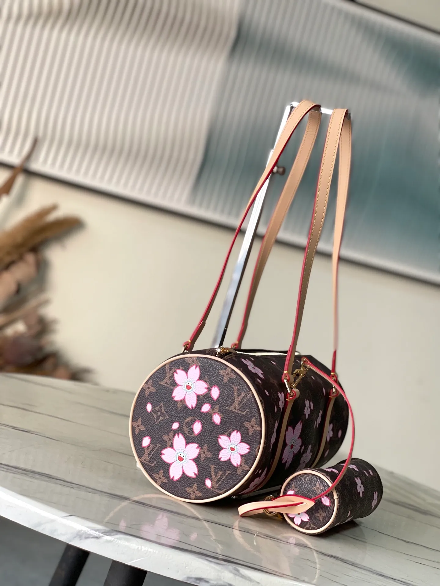 💰900 Top Original Order M13097 This Papillon handbag is made of Monogram coated canvas and leather trim to create a cylindrical configuration, and is cleverly connected to its pocket version through metal parts. The Cherry Blossom pattern of the Louis Vuitton Dimensions: 27 × 11 × 13 cm