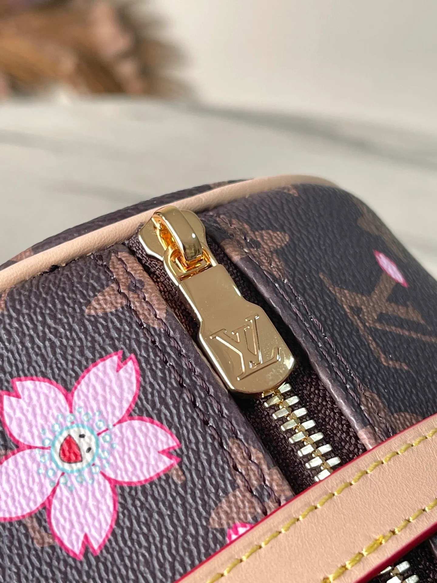 💰900 Top Original Order M13097 This Papillon handbag is made of Monogram coated canvas and leather trim to create a cylindrical configuration, and is cleverly connected to its pocket version through metal parts. The Cherry Blossom pattern of the Louis Vuitton Dimensions: 27 × 11 × 13 cm