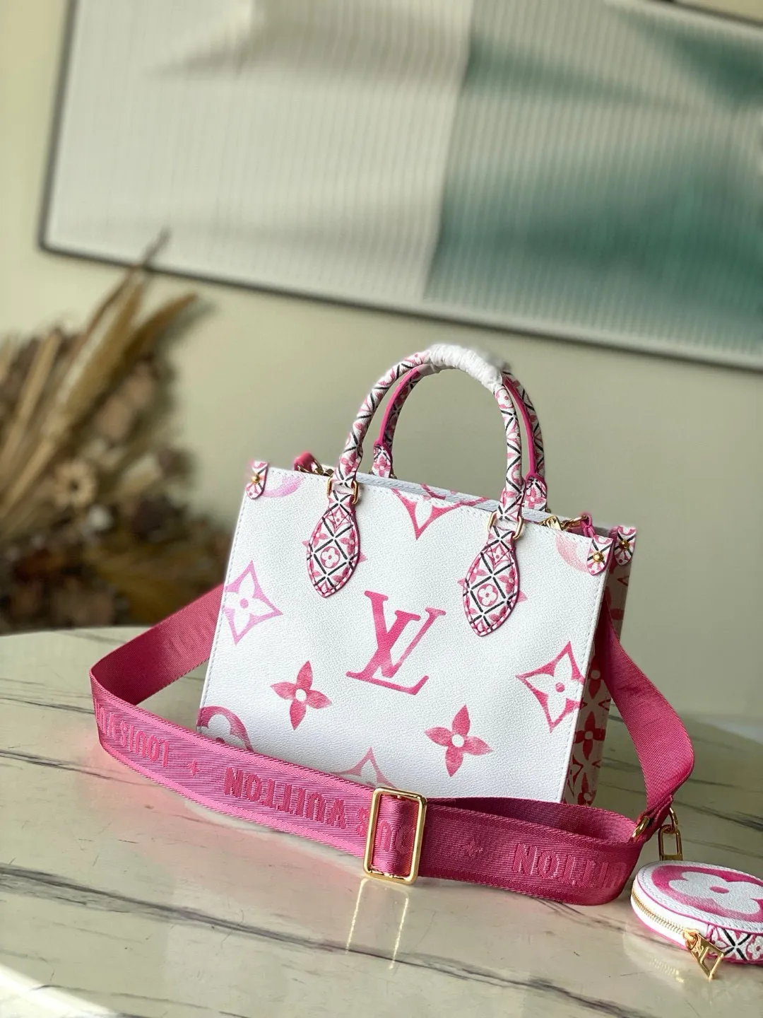 💰960 Top Original M22976 Pink This OnTheGo small handbag is made of canvas with a light Giant Monogram pattern, and detailed Monogram flowers are traced on the trim and top handle, showing the inspiration of traditional Portuguese tiles. Removable and adjustable shoulder strap for comfortable shoulder carrying experience. Dimensions: 25 x 19 x 11.5 cm