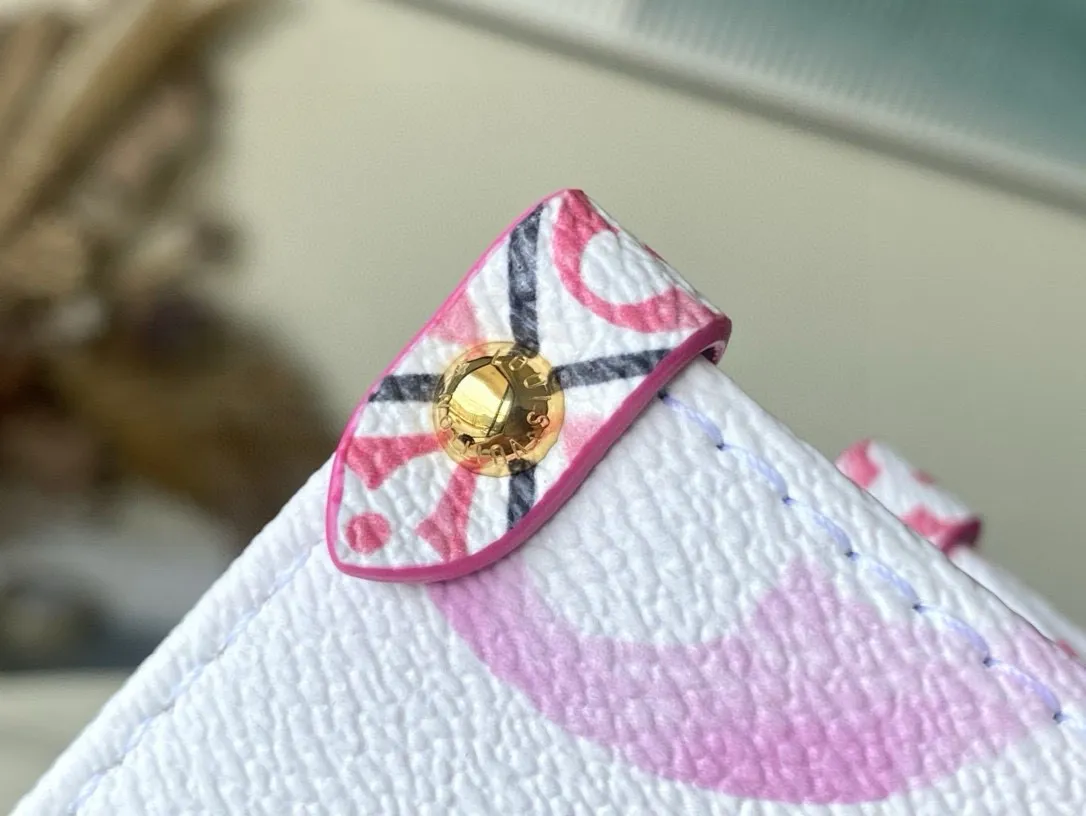 💰960 Top Original M22976 Pink This OnTheGo small handbag is made of canvas with a light Giant Monogram pattern, and detailed Monogram flowers are traced on the trim and top handle, showing the inspiration of traditional Portuguese tiles. Removable and adjustable shoulder strap for comfortable shoulder carrying experience. Dimensions: 25 x 19 x 11.5 cm