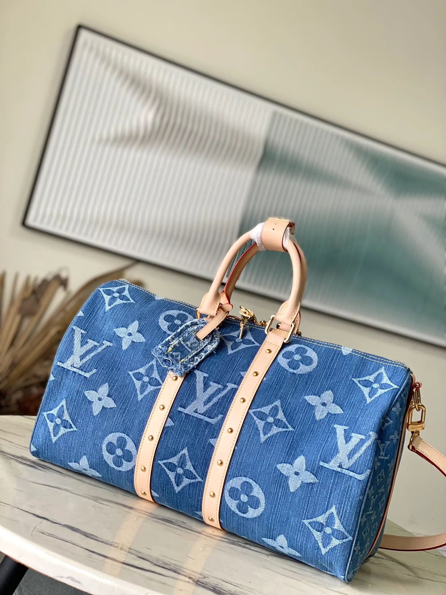 💰1600 Top original order M24315 KEEPALL 50 travel bag (with shoulder strap) 50cm, denim series The Keepall series, launched in 1924, is the modern ancestor of handbags. It has a soft texture and a roomy interior. It's made from Monogram canvas and has a double zip closure and a removable name tag. Dimensions: 50 x 29 x 22 cm