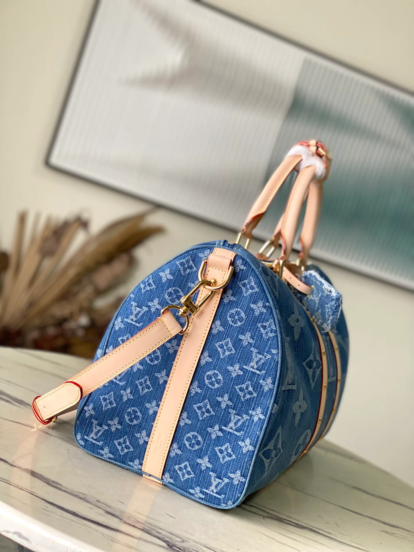💰1600 Top original order M24315 KEEPALL 50 travel bag (with shoulder strap) 50cm, denim series The Keepall series, launched in 1924, is the modern ancestor of handbags. It has a soft texture and a roomy interior. It's made from Monogram canvas and has a double zip closure and a removable name tag. Dimensions: 50 x 29 x 22 cm