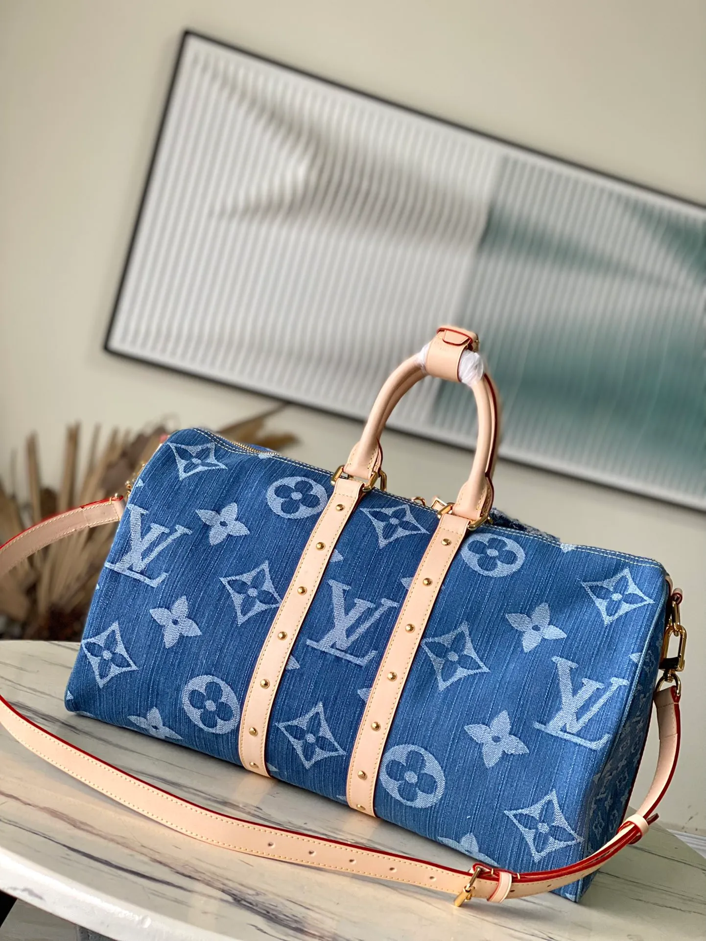 💰1600 Top original order M24315 KEEPALL 50 travel bag (with shoulder strap) 50cm, denim series The Keepall series, launched in 1924, is the modern ancestor of handbags. It has a soft texture and a roomy interior. It's made from Monogram canvas and has a double zip closure and a removable name tag. Dimensions: 50 x 29 x 22 cm