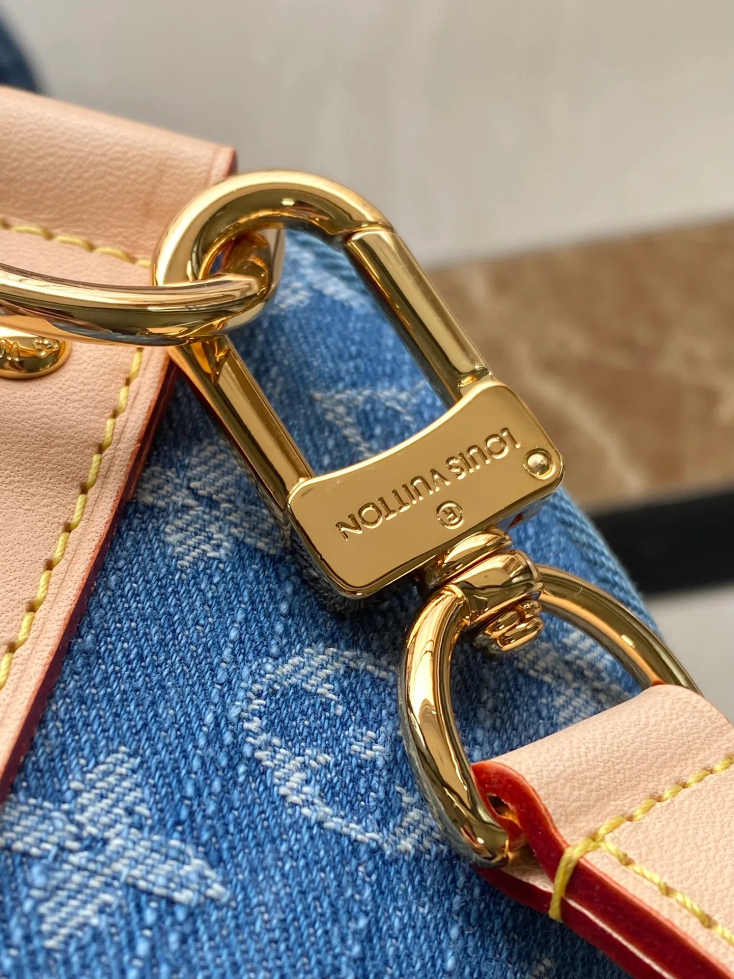 💰1600 Top original order M24315 KEEPALL 50 travel bag (with shoulder strap) 50cm, denim series The Keepall series, launched in 1924, is the modern ancestor of handbags. It has a soft texture and a roomy interior. It's made from Monogram canvas and has a double zip closure and a removable name tag. Dimensions: 50 x 29 x 22 cm