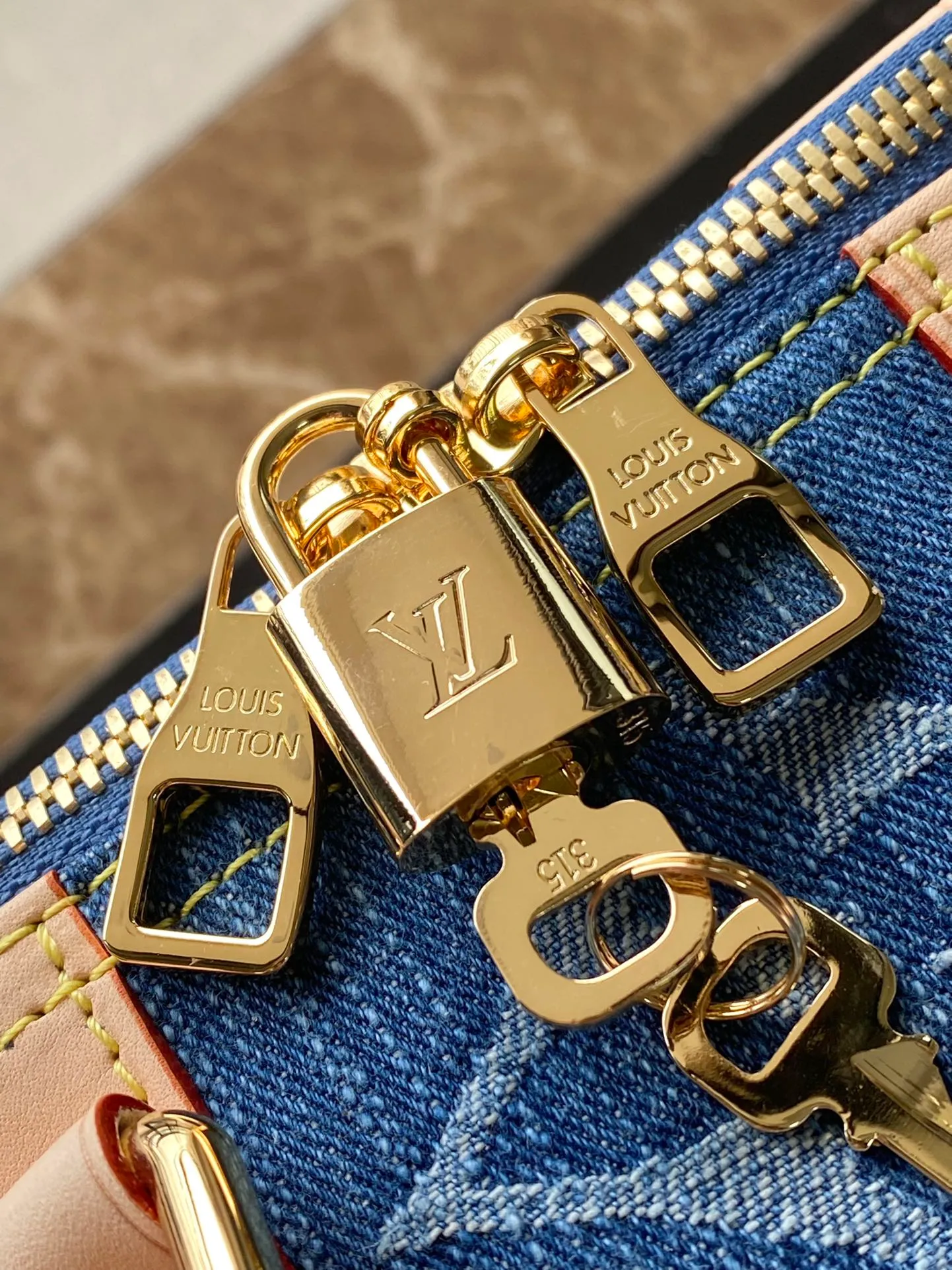 💰1600 Top original order M24315 KEEPALL 50 travel bag (with shoulder strap) 50cm, denim series The Keepall series, launched in 1924, is the modern ancestor of handbags. It has a soft texture and a roomy interior. It's made from Monogram canvas and has a double zip closure and a removable name tag. Dimensions: 50 x 29 x 22 cm