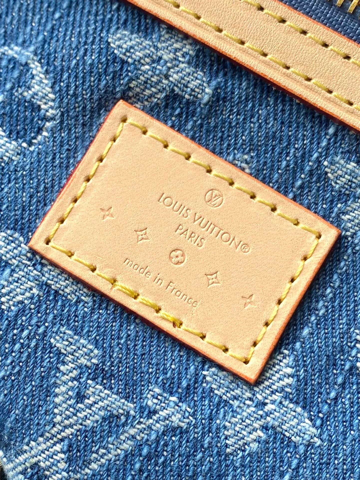 💰1600 Top original order M24315 KEEPALL 50 travel bag (with shoulder strap) 50cm, denim series The Keepall series, launched in 1924, is the modern ancestor of handbags. It has a soft texture and a roomy interior. It's made from Monogram canvas and has a double zip closure and a removable name tag. Dimensions: 50 x 29 x 22 cm