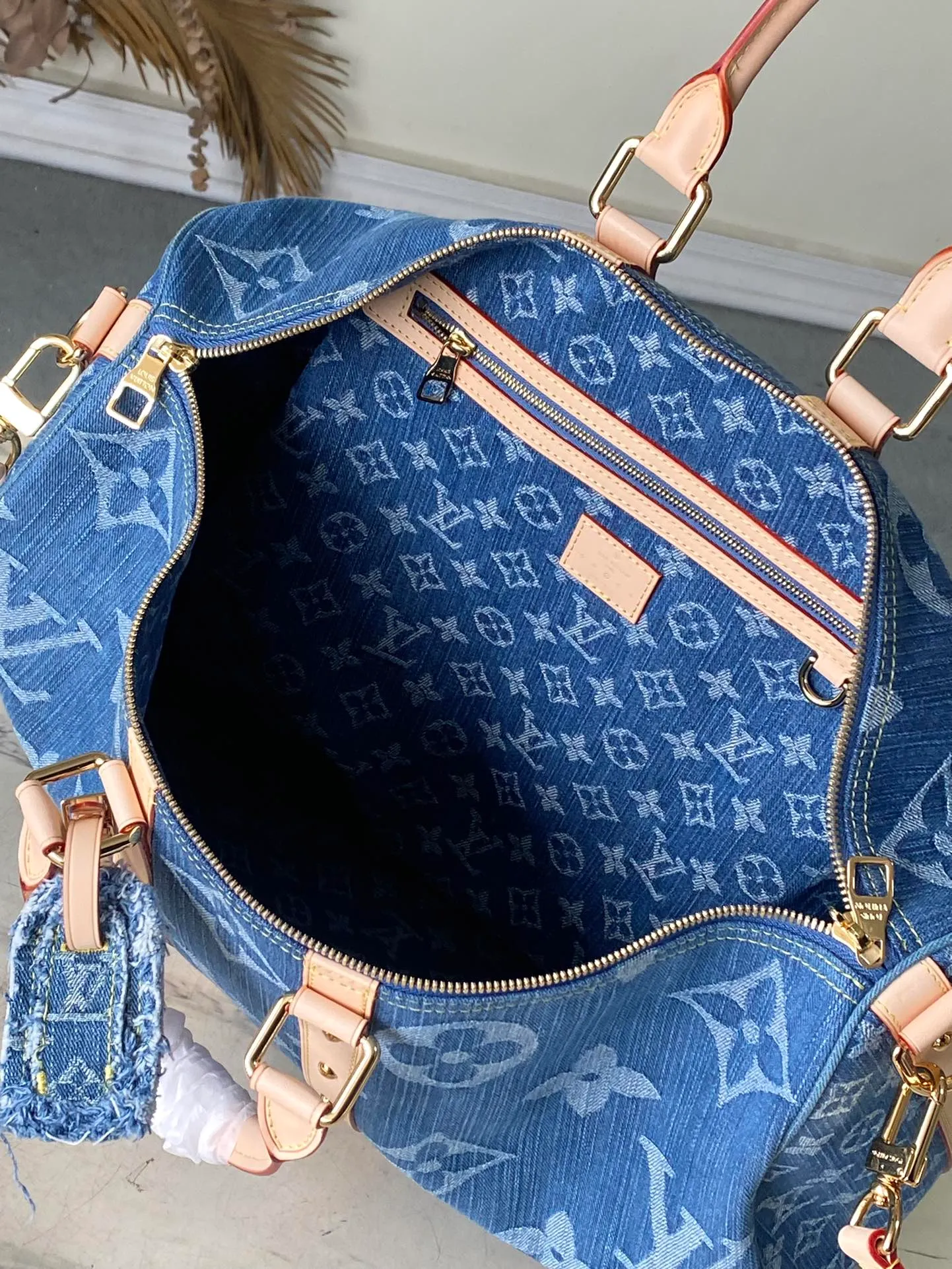 💰1600 Top original order M24315 KEEPALL 50 travel bag (with shoulder strap) 50cm, denim series The Keepall series, launched in 1924, is the modern ancestor of handbags. It has a soft texture and a roomy interior. It's made from Monogram canvas and has a double zip closure and a removable name tag. Dimensions: 50 x 29 x 22 cm