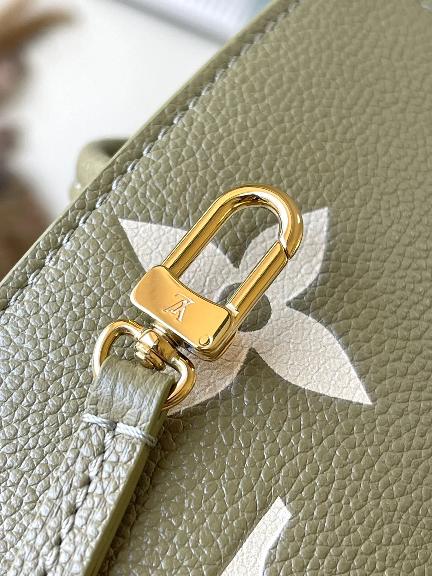 💰1220 (top layer leather) top original order M46649. Support counter inspection. Photos taken of duty-free goods are consistent with the product without unpacking. This product is an exclusive duty-free product in the market and is the highest-end product. Inspection is supported. This product has passed strict inspection and is flawless. Please wear gloves when touching the product. This product is not returnable or exchangeable. Please confirm the product first and then remove the label on the handle. This product is temporarily not open to the public, only regular customers, and is in short supply. Dimensions: 31 x 28 x 14 cm