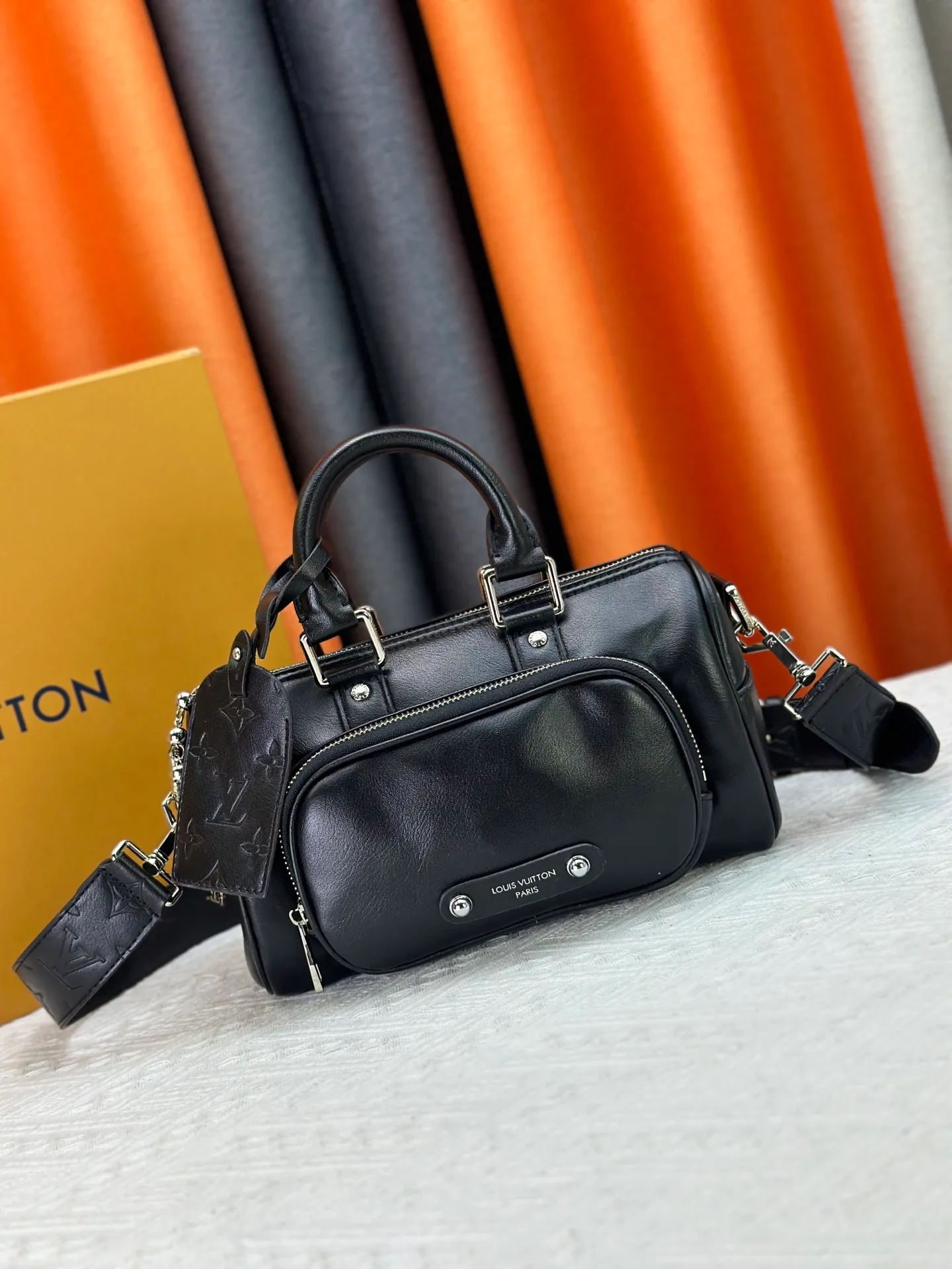 P260 Upgraded original M13988 full leather black M12627 khaki presbyopia, black grass green 46271 black flower This Keepall Bandoulière 25 handbag is made of grain leather with suede details and distressed metal parts. The Monogram canvas outer bag is opened with a cord zipper, making it easy to access and place your belongings. Removable and adjustable leather shoulder strap provides comfortable shoulder carrying experience. Length, height and width: 25x15x11cm