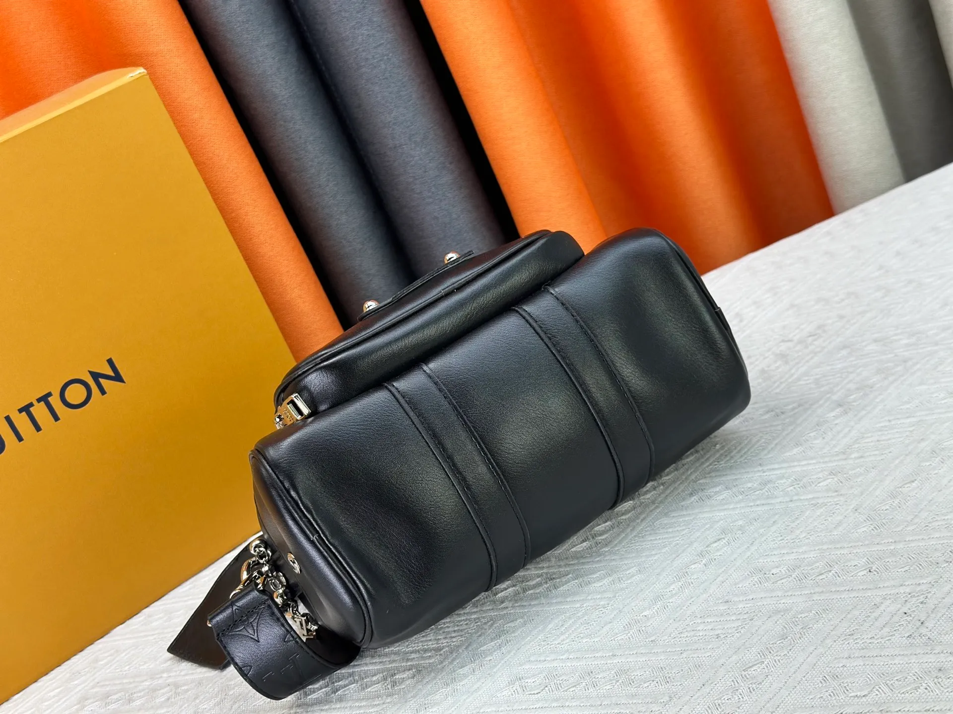P260 Upgraded original M13988 full leather black M12627 khaki presbyopia, black grass green 46271 black flower This Keepall Bandoulière 25 handbag is made of grain leather with suede details and distressed metal parts. The Monogram canvas outer bag is opened with a cord zipper, making it easy to access and place your belongings. Removable and adjustable leather shoulder strap provides comfortable shoulder carrying experience. Length, height and width: 25x15x11cm