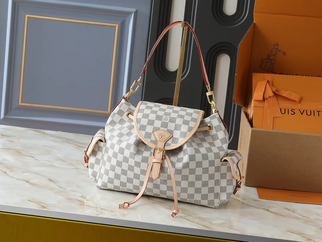 💰280💰Upgraded from the original M25085. This Odysée handbag is from the 2025 early autumn series, paying tribute to the brand heritage with a stylish everyday design. Dazzling buckles and detachable chains accentuate the Monogram canvas body, and the side pockets provide easy access to keys, lipstick and other small items. Dimensions: 27.0 x 17.0 x 12.0 cm (length x height x width)