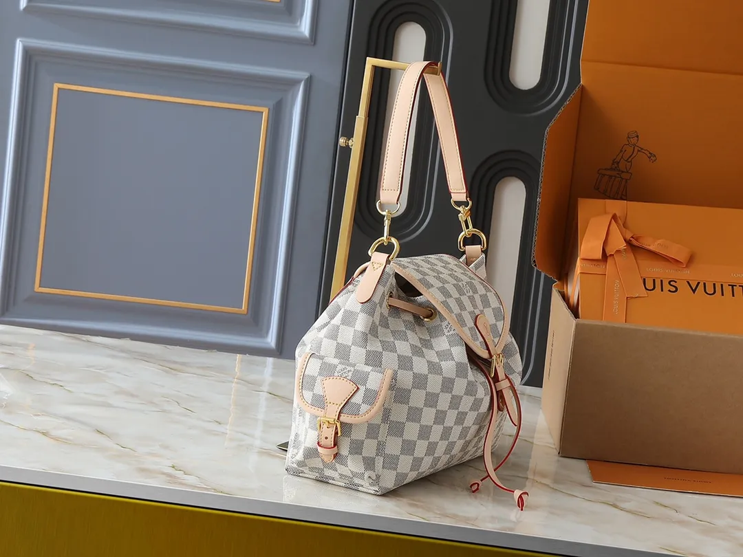 💰280💰Upgraded from the original M25085. This Odysée handbag is from the 2025 early autumn series, paying tribute to the brand heritage with a stylish everyday design. Dazzling buckles and detachable chains accentuate the Monogram canvas body, and the side pockets provide easy access to keys, lipstick and other small items. Dimensions: 27.0 x 17.0 x 12.0 cm (length x height x width)