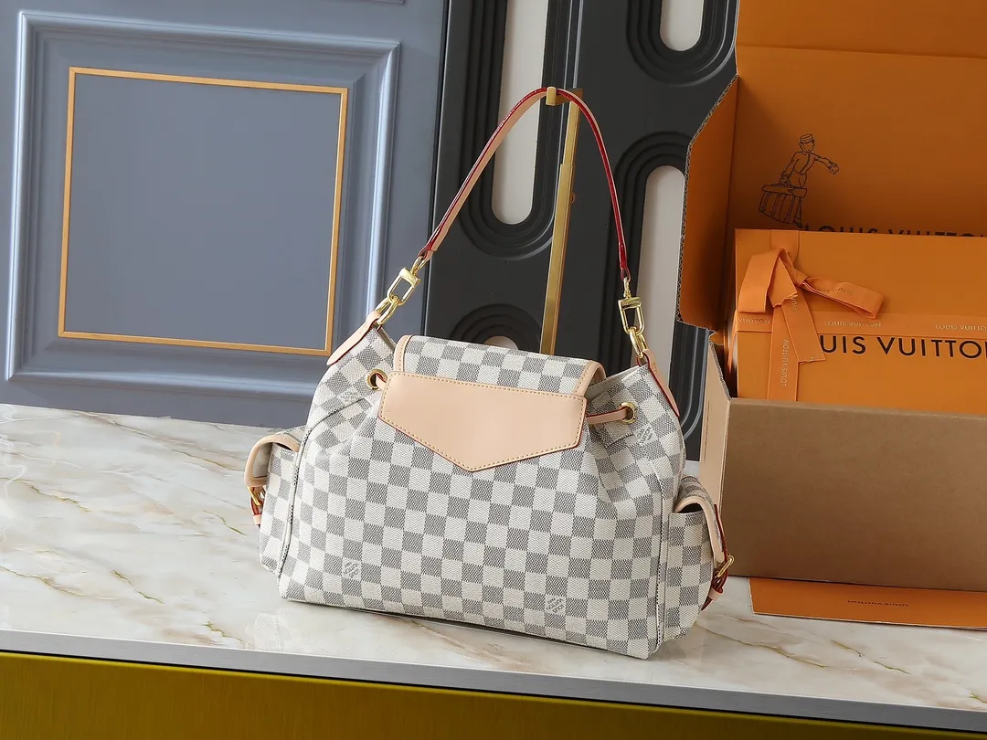 💰280💰Upgraded from the original M25085. This Odysée handbag is from the 2025 early autumn series, paying tribute to the brand heritage with a stylish everyday design. Dazzling buckles and detachable chains accentuate the Monogram canvas body, and the side pockets provide easy access to keys, lipstick and other small items. Dimensions: 27.0 x 17.0 x 12.0 cm (length x height x width)