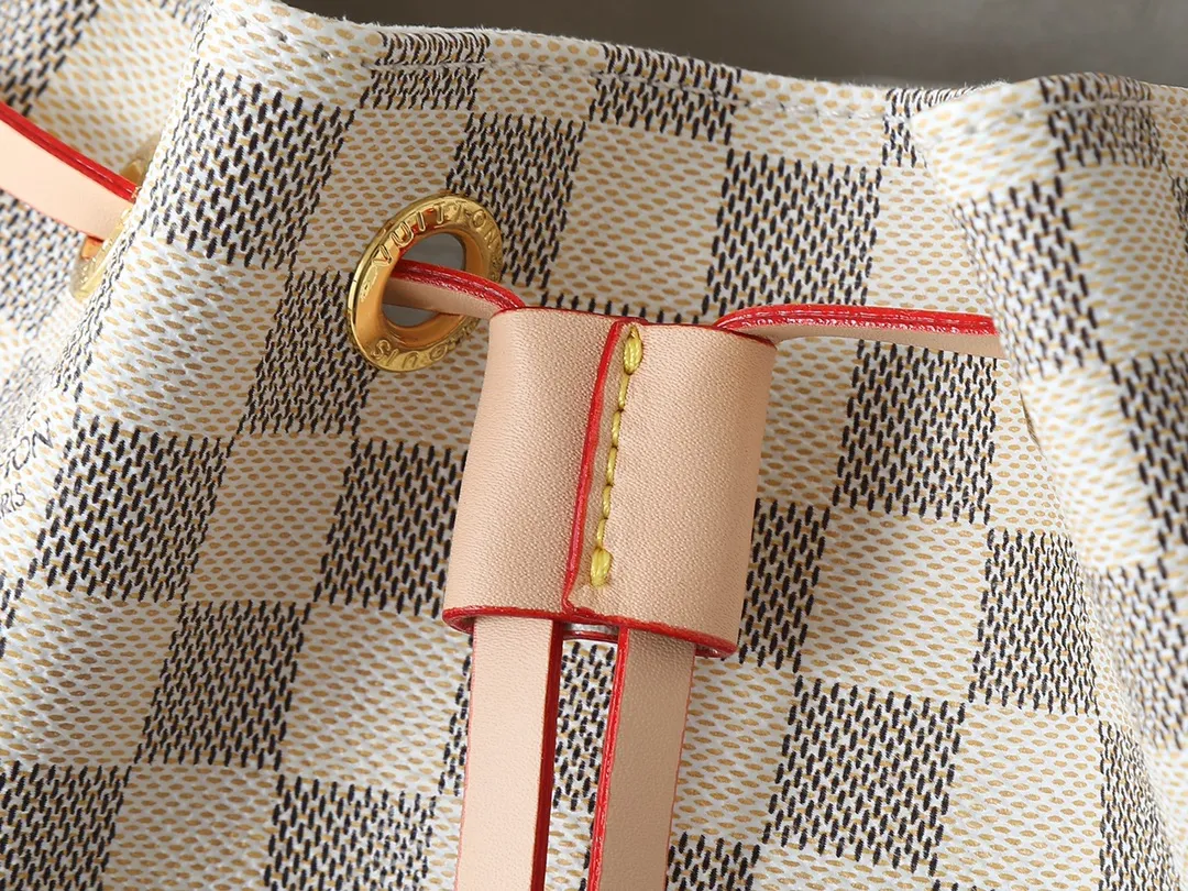 💰280💰Upgraded from the original M25085. This Odysée handbag is from the 2025 early autumn series, paying tribute to the brand heritage with a stylish everyday design. Dazzling buckles and detachable chains accentuate the Monogram canvas body, and the side pockets provide easy access to keys, lipstick and other small items. Dimensions: 27.0 x 17.0 x 12.0 cm (length x height x width)