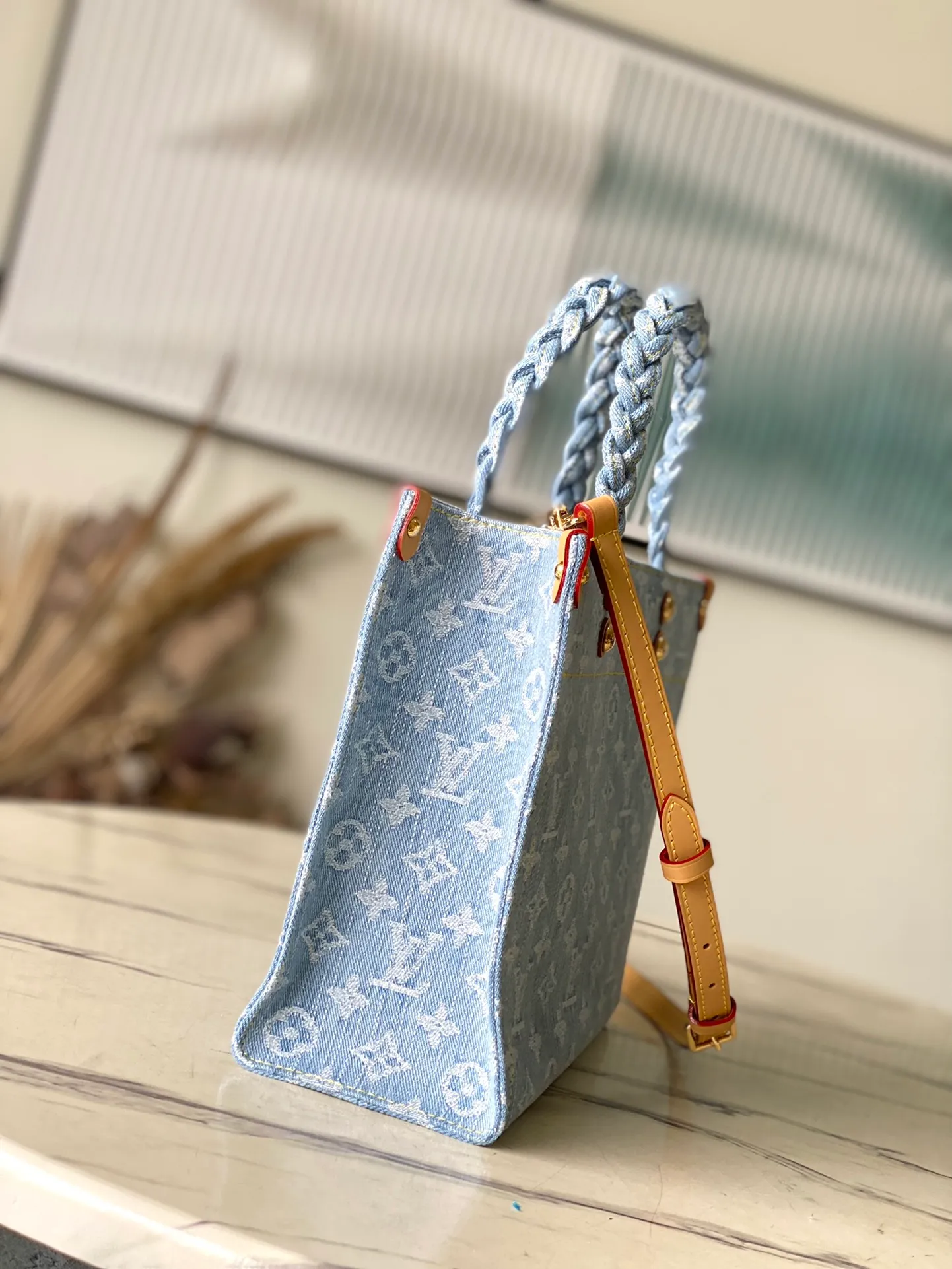 💰1020 Top original order M24897 Let Go small tote bag is modeled on the OnTheGo Gx handbag. It conveys a summer atmosphere through Monogram Denim's washed tones and woven handles, and is matched with cow leather rivet corners. The soft construction makes it comfortable to carry and can hold a wallet and cell phone. Dimensions: 28 × 23 × 10.5 cm