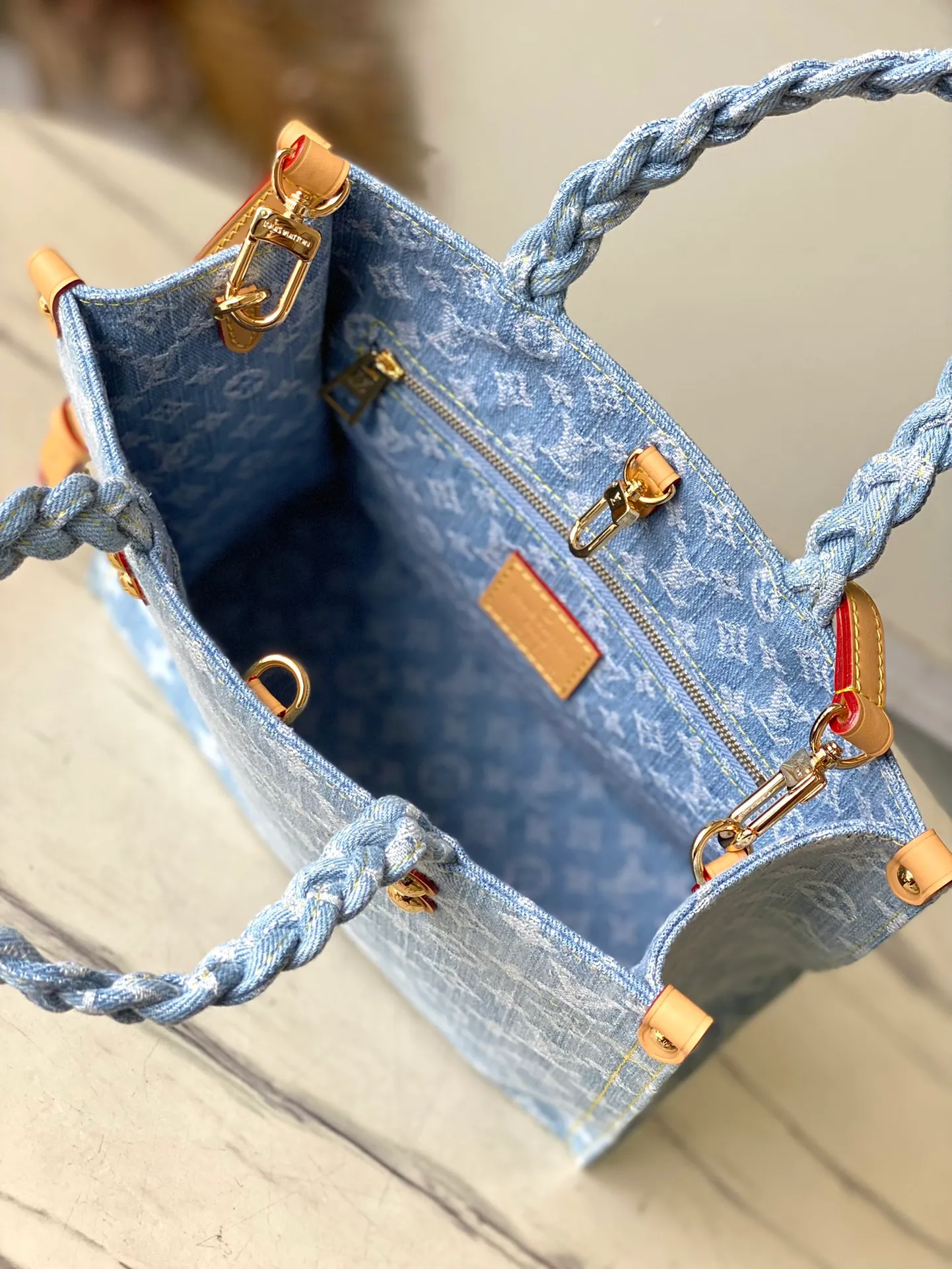 💰1020 Top original order M24897 Let Go small tote bag is modeled on the OnTheGo Gx handbag. It conveys a summer atmosphere through Monogram Denim's washed tones and woven handles, and is matched with cow leather rivet corners. The soft construction makes it comfortable to carry and can hold a wallet and cell phone. Dimensions: 28 × 23 × 10.5 cm