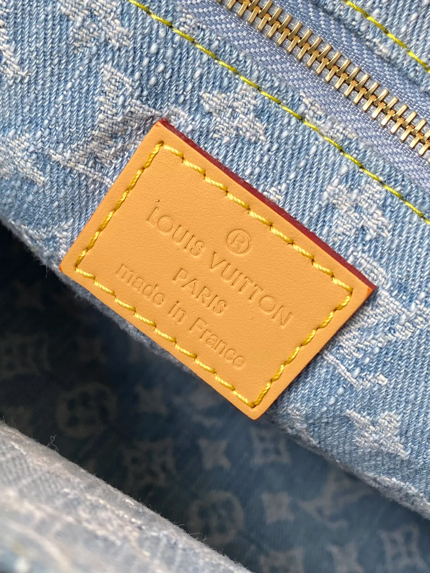 💰1020 Top original order M24897 Let Go small tote bag is modeled on the OnTheGo Gx handbag. It conveys a summer atmosphere through Monogram Denim's washed tones and woven handles, and is matched with cow leather rivet corners. The soft construction makes it comfortable to carry and can hold a wallet and cell phone. Dimensions: 28 × 23 × 10.5 cm