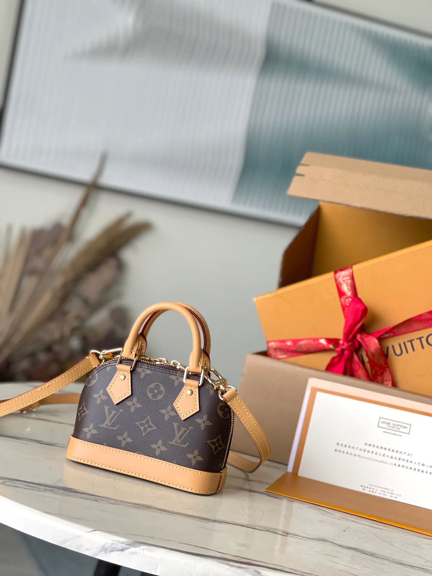 💰840 Top quality original M82717 yellow leather mini shell bag series New launch Nano Alma handbag Nano Alma reproduces the iconic Alma bag in a miniature version. Louis Vuitton's signature Monogram canvas material harmonizes with the natural leather upholstery. Expertly crafted items that combine traditional charm with modern functionality. Opening the double zippers reveals an interior design with surprisingly ample storage space. With two leather handles and an adjustable, removable shoulder strap, it can be styled in a variety of ways. Dimensions: 18 x 12 x 8 cm