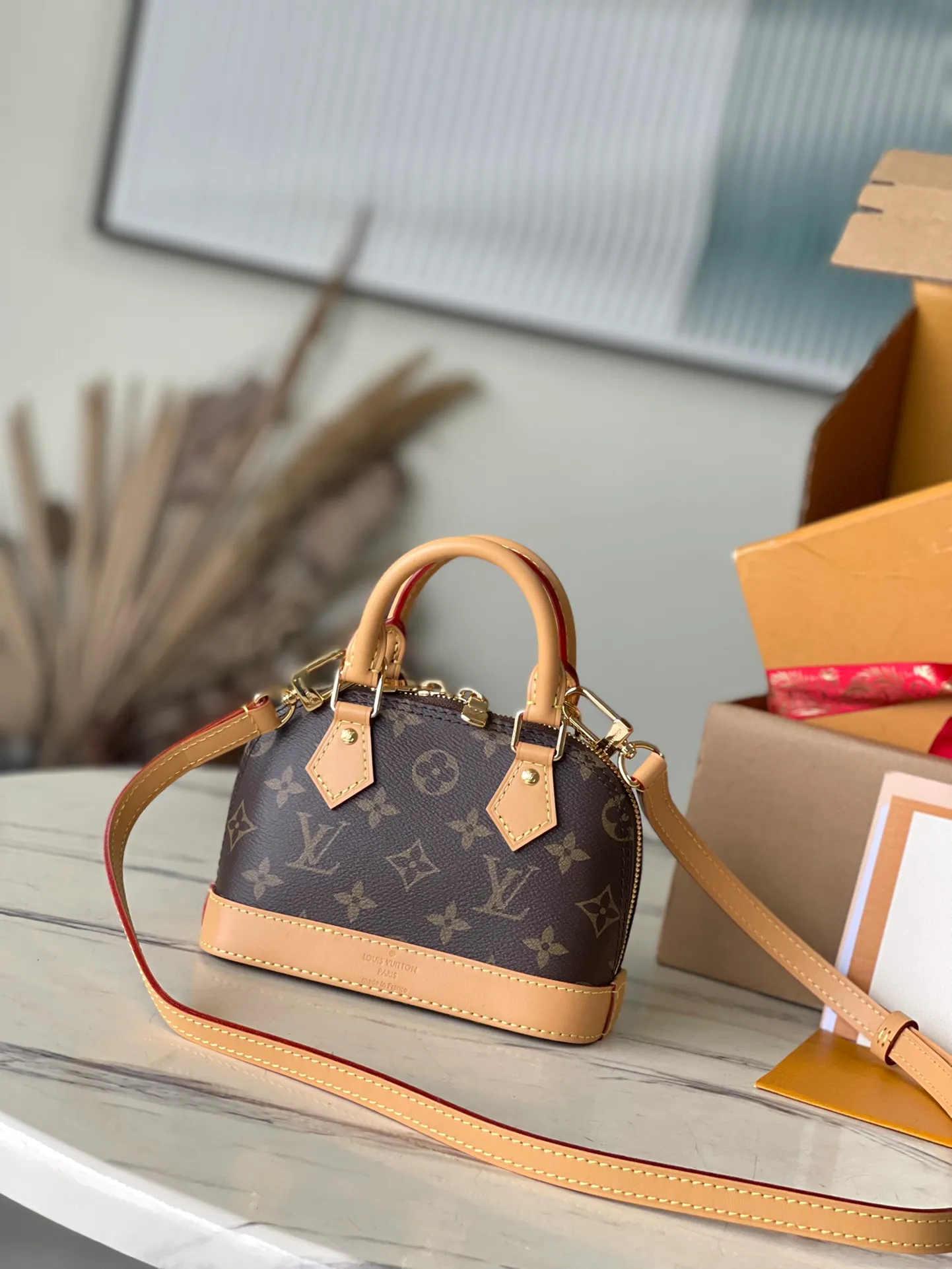 💰840 Top quality original M82717 yellow leather mini shell bag series New launch Nano Alma handbag Nano Alma reproduces the iconic Alma bag in a miniature version. Louis Vuitton's signature Monogram canvas material harmonizes with the natural leather upholstery. Expertly crafted items that combine traditional charm with modern functionality. Opening the double zippers reveals an interior design with surprisingly ample storage space. With two leather handles and an adjustable, removable shoulder strap, it can be styled in a variety of ways. Dimensions: 18 x 12 x 8 cm