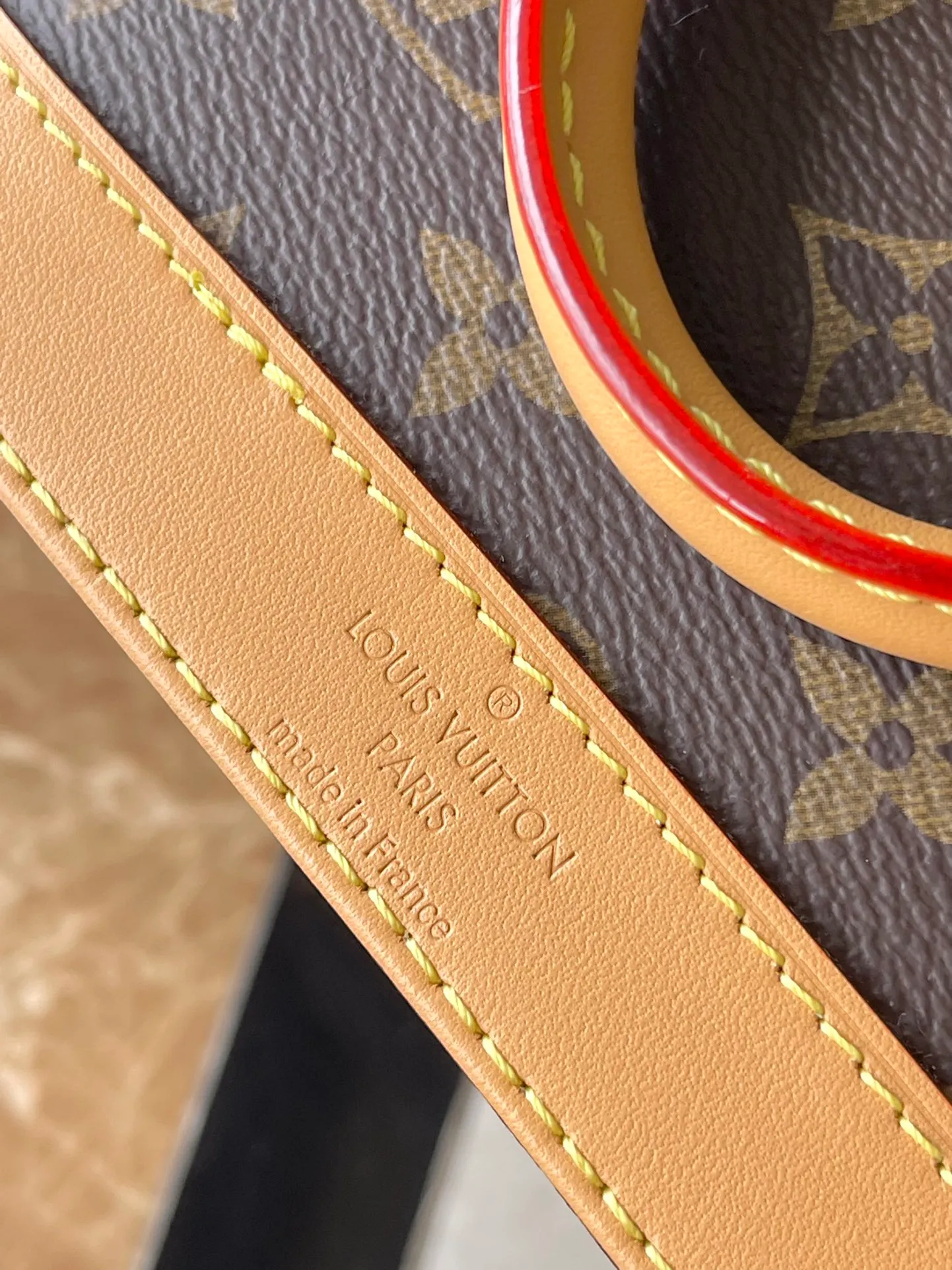 💰840 Top quality original M82717 yellow leather mini shell bag series New launch Nano Alma handbag Nano Alma reproduces the iconic Alma bag in a miniature version. Louis Vuitton's signature Monogram canvas material harmonizes with the natural leather upholstery. Expertly crafted items that combine traditional charm with modern functionality. Opening the double zippers reveals an interior design with surprisingly ample storage space. With two leather handles and an adjustable, removable shoulder strap, it can be styled in a variety of ways. Dimensions: 18 x 12 x 8 cm
