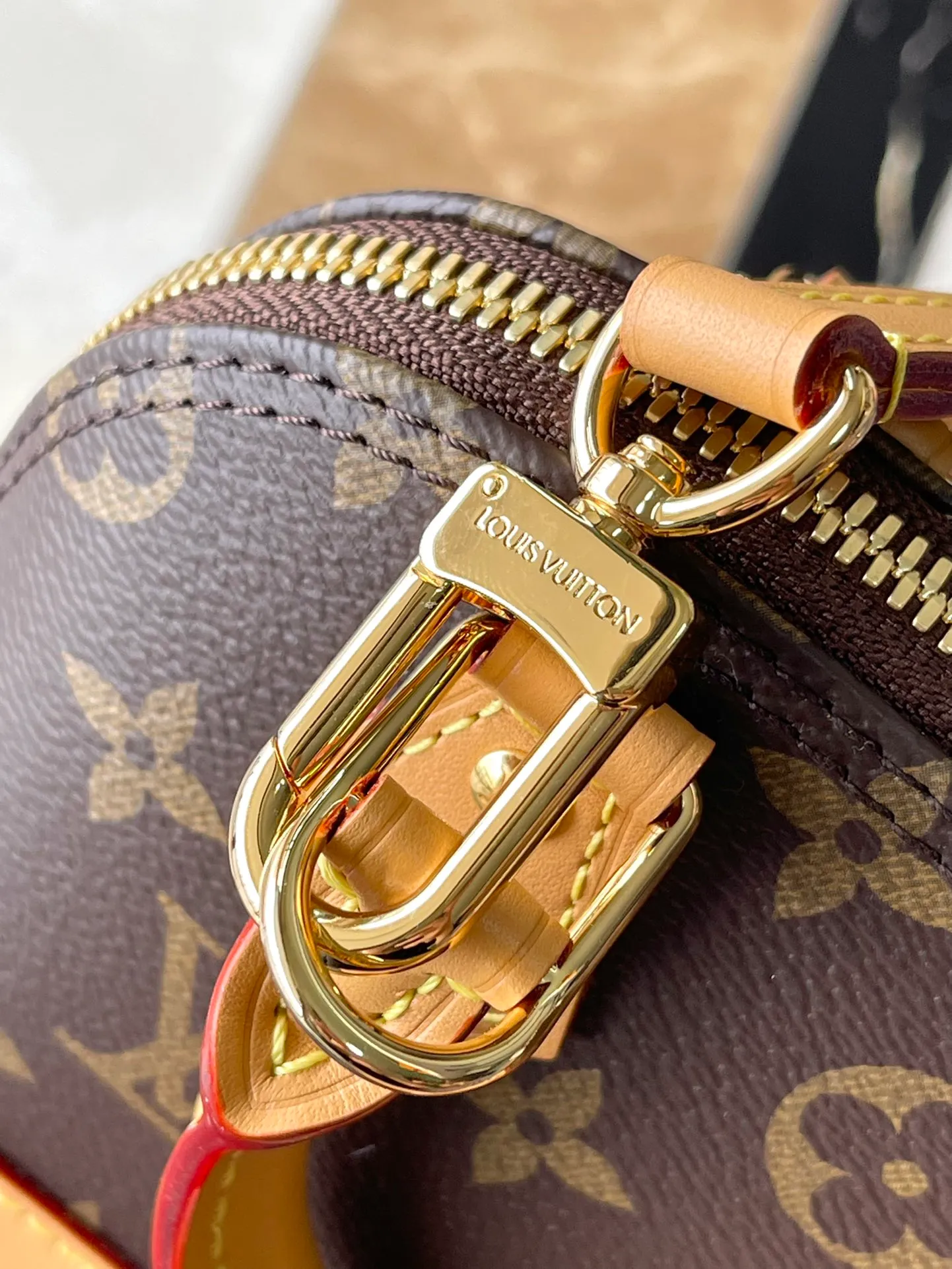 💰840 Top quality original M82717 yellow leather mini shell bag series New launch Nano Alma handbag Nano Alma reproduces the iconic Alma bag in a miniature version. Louis Vuitton's signature Monogram canvas material harmonizes with the natural leather upholstery. Expertly crafted items that combine traditional charm with modern functionality. Opening the double zippers reveals an interior design with surprisingly ample storage space. With two leather handles and an adjustable, removable shoulder strap, it can be styled in a variety of ways. Dimensions: 18 x 12 x 8 cm
