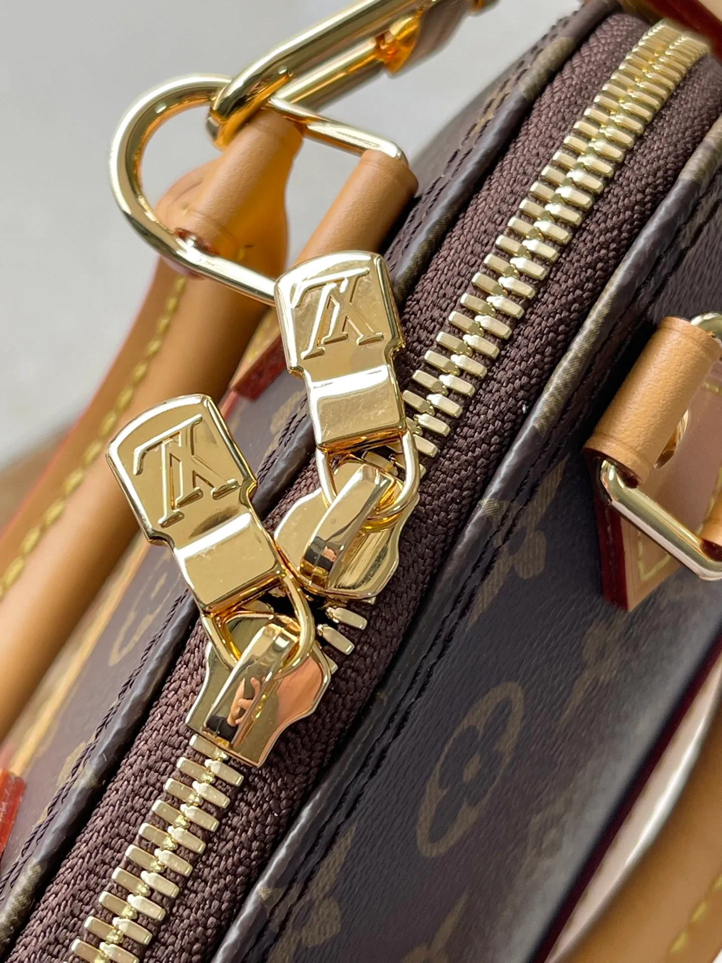 💰840 Top quality original M82717 yellow leather mini shell bag series New launch Nano Alma handbag Nano Alma reproduces the iconic Alma bag in a miniature version. Louis Vuitton's signature Monogram canvas material harmonizes with the natural leather upholstery. Expertly crafted items that combine traditional charm with modern functionality. Opening the double zippers reveals an interior design with surprisingly ample storage space. With two leather handles and an adjustable, removable shoulder strap, it can be styled in a variety of ways. Dimensions: 18 x 12 x 8 cm