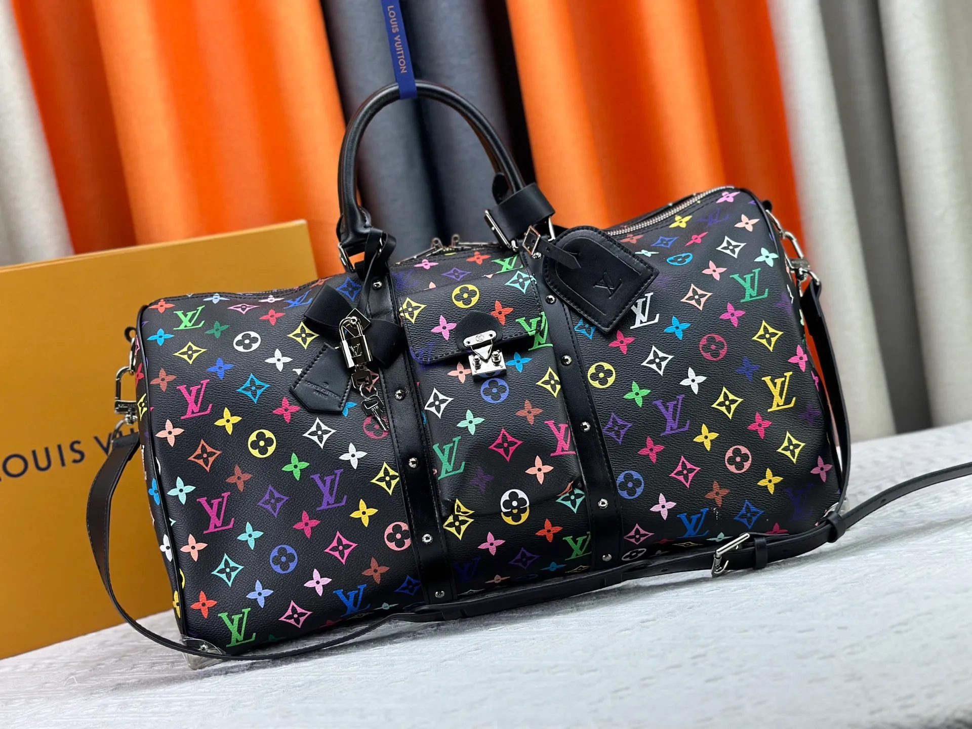 P480 ✨Guangzhou goods M13742 white color black color travel bag new season LV x TM KEEPALL BANDOULIÈRE 45 travel bag This Keepall Bandoulière 45 Jh travel bag is from the Louis Vuitton The S-lock buckle and glossy metal corners on the front pocket establish a classic foundation, while the rivet ribbon and bow-shaped key bag highlight the new season trend. 27 x 20 x 45 cm.