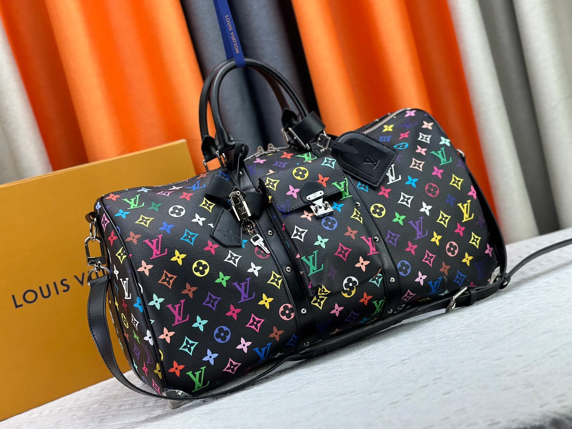 P480 ✨Guangzhou goods M13742 white color black color travel bag new season LV x TM KEEPALL BANDOULIÈRE 45 travel bag This Keepall Bandoulière 45 Jh travel bag is from the Louis Vuitton The S-lock buckle and glossy metal corners on the front pocket establish a classic foundation, while the rivet ribbon and bow-shaped key bag highlight the new season trend. 27 x 20 x 45 cm.