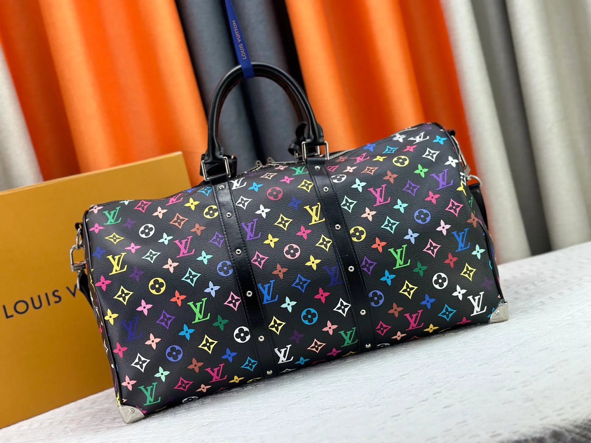 P480 ✨Guangzhou goods M13742 white color black color travel bag new season LV x TM KEEPALL BANDOULIÈRE 45 travel bag This Keepall Bandoulière 45 Jh travel bag is from the Louis Vuitton The S-lock buckle and glossy metal corners on the front pocket establish a classic foundation, while the rivet ribbon and bow-shaped key bag highlight the new season trend. 27 x 20 x 45 cm.