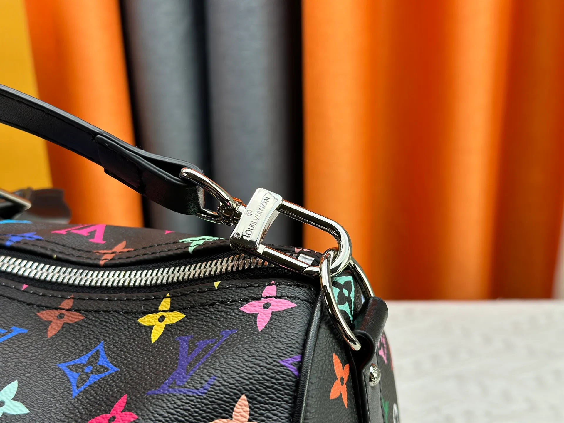 P480 ✨Guangzhou goods M13742 white color black color travel bag new season LV x TM KEEPALL BANDOULIÈRE 45 travel bag This Keepall Bandoulière 45 Jh travel bag is from the Louis Vuitton The S-lock buckle and glossy metal corners on the front pocket establish a classic foundation, while the rivet ribbon and bow-shaped key bag highlight the new season trend. 27 x 20 x 45 cm.
