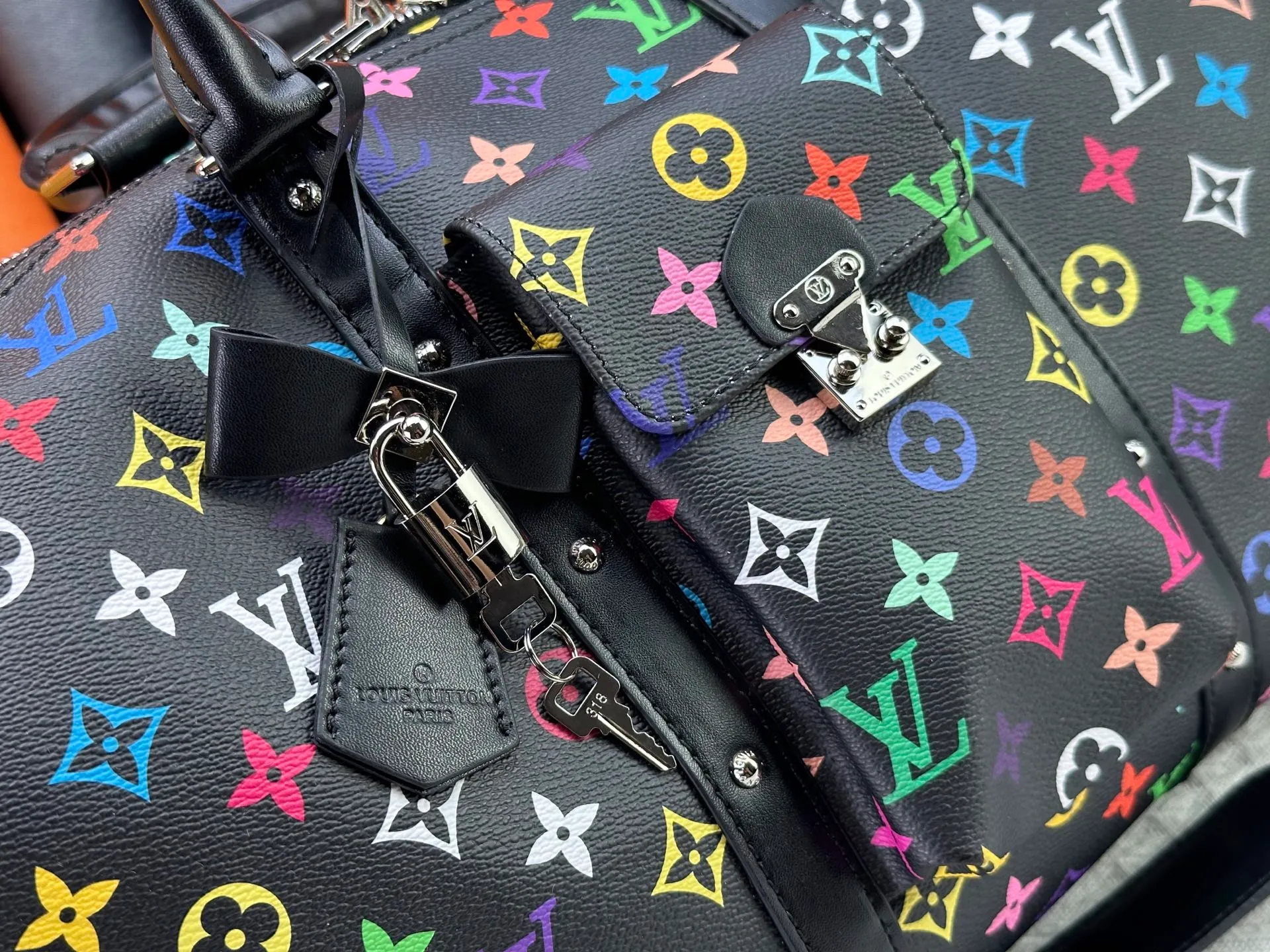 P480 ✨Guangzhou goods M13742 white color black color travel bag new season LV x TM KEEPALL BANDOULIÈRE 45 travel bag This Keepall Bandoulière 45 Jh travel bag is from the Louis Vuitton The S-lock buckle and glossy metal corners on the front pocket establish a classic foundation, while the rivet ribbon and bow-shaped key bag highlight the new season trend. 27 x 20 x 45 cm.