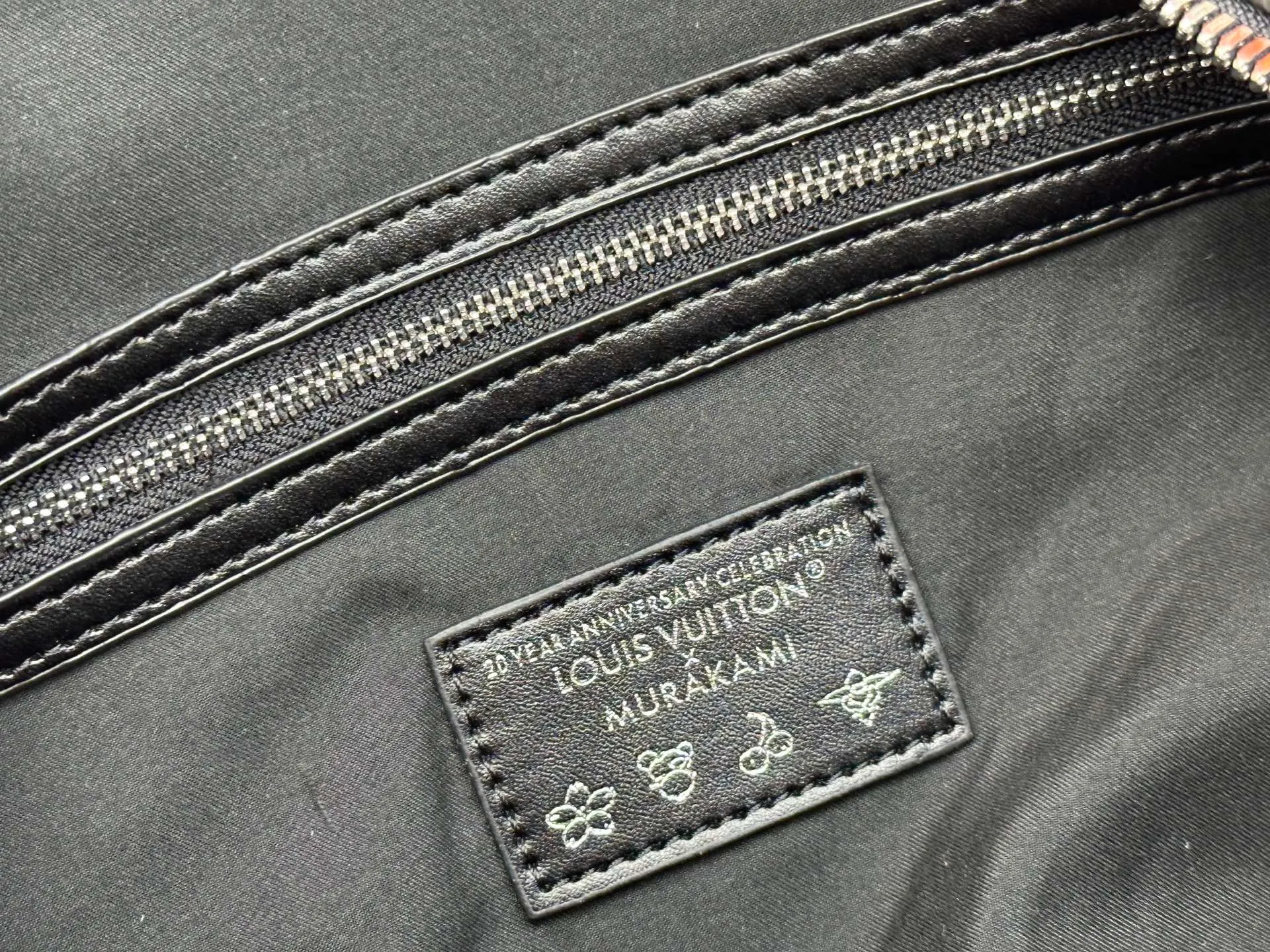 P480 ✨Guangzhou goods M13742 white color black color travel bag new season LV x TM KEEPALL BANDOULIÈRE 45 travel bag This Keepall Bandoulière 45 Jh travel bag is from the Louis Vuitton The S-lock buckle and glossy metal corners on the front pocket establish a classic foundation, while the rivet ribbon and bow-shaped key bag highlight the new season trend. 27 x 20 x 45 cm.