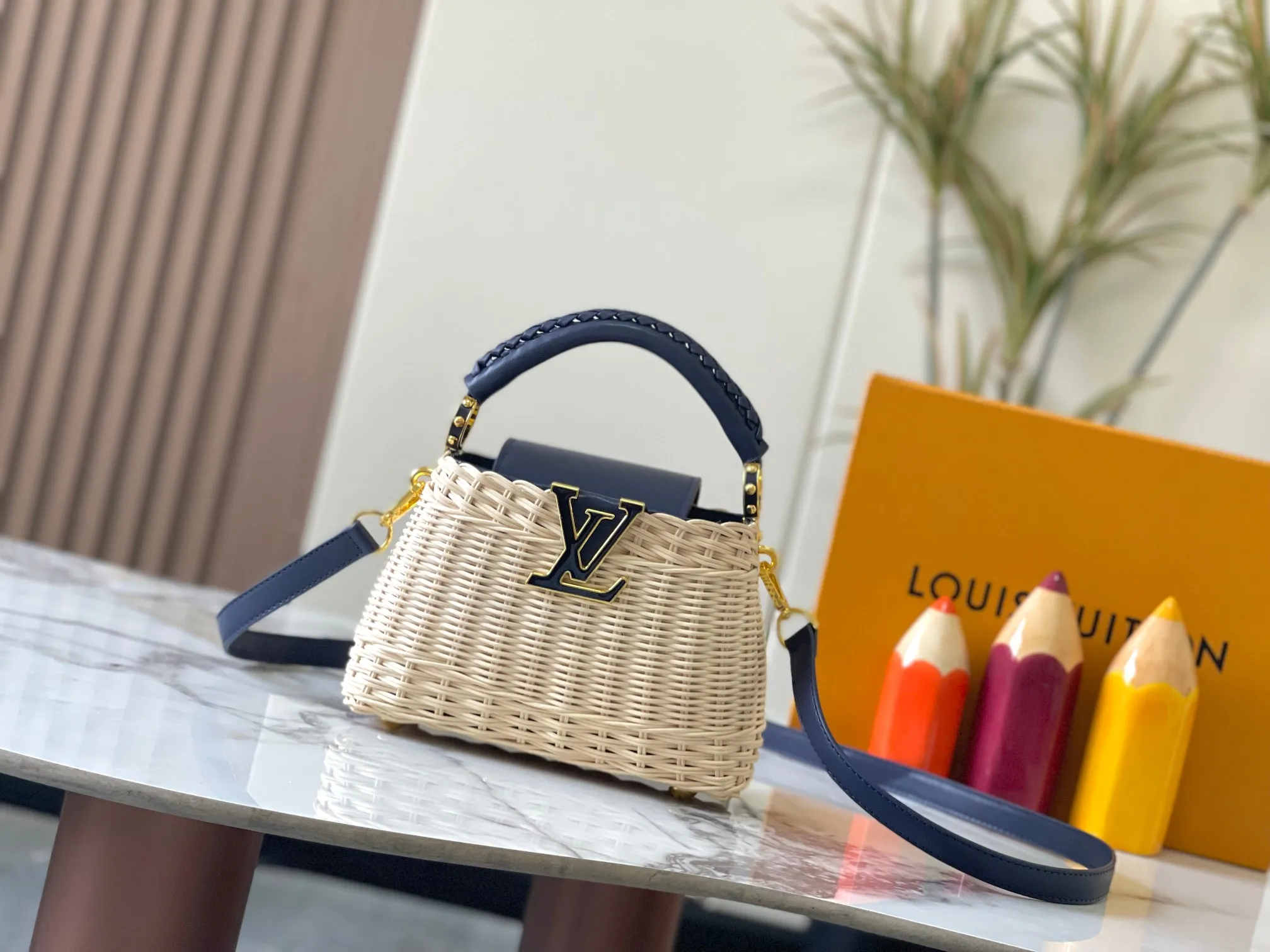 Upgraded version P660 M14365 This Capucines mini handbag has a unique rattan weaving structure that pays tribute to the Louis Vuitton picnic box design that came out in 1892. The cow leather shapes the top handle and flap, the LV letters reveal a metallic texture, and the detachable and adjustable leather shoulder strap makes it easy to carry on the shoulder. The gift box packaging provided with this product may be reasonably adjusted depending on the stock situation, and may be different from the packaging style displayed on this product page. Please refer to the actual gift box packaging style received for details. Size:21×14×8cm