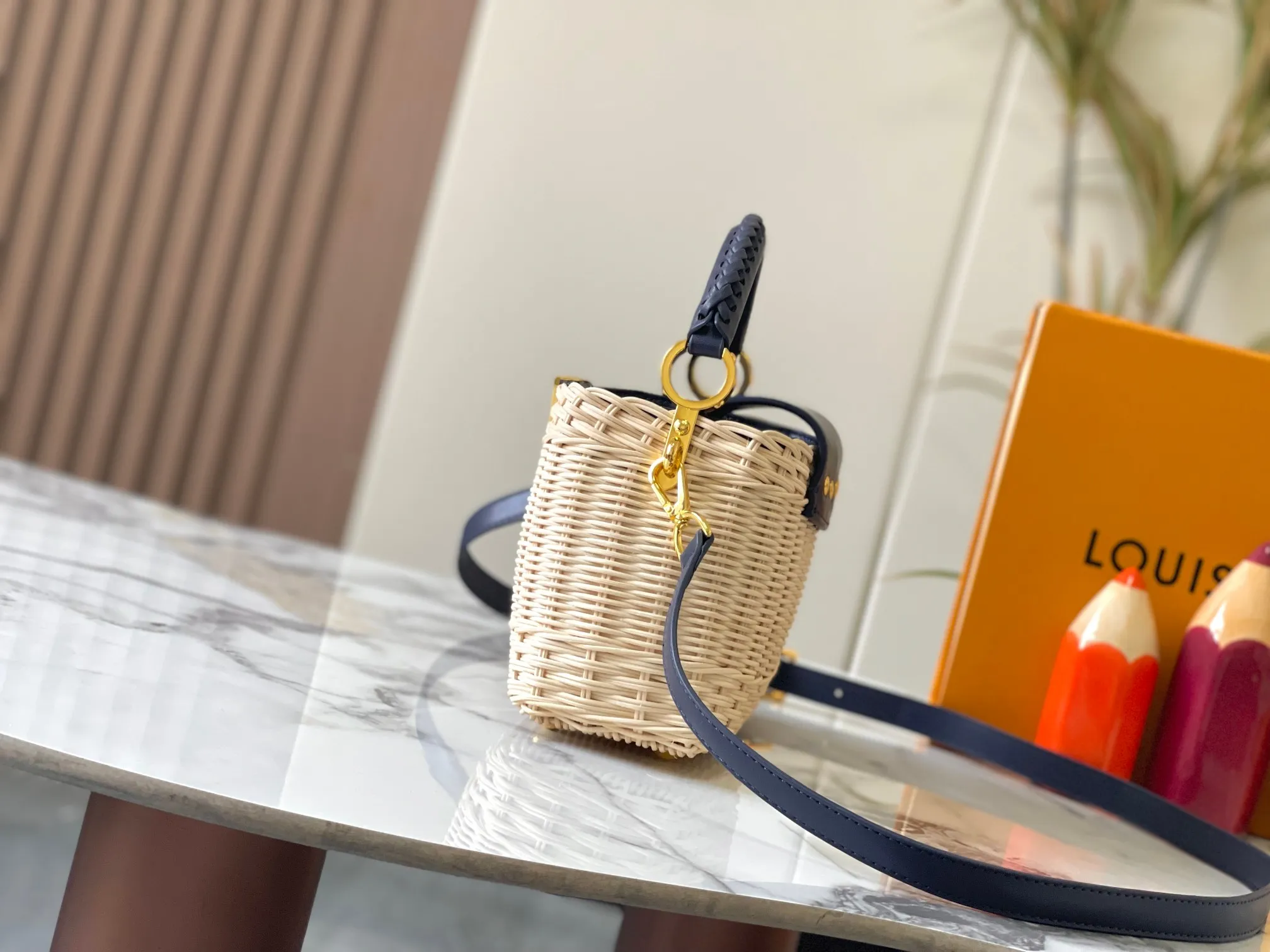 Upgraded version P660 M14365 This Capucines mini handbag has a unique rattan weaving structure that pays tribute to the Louis Vuitton picnic box design that came out in 1892. The cow leather shapes the top handle and flap, the LV letters reveal a metallic texture, and the detachable and adjustable leather shoulder strap makes it easy to carry on the shoulder. The gift box packaging provided with this product may be reasonably adjusted depending on the stock situation, and may be different from the packaging style displayed on this product page. Please refer to the actual gift box packaging style received for details. Size:21×14×8cm