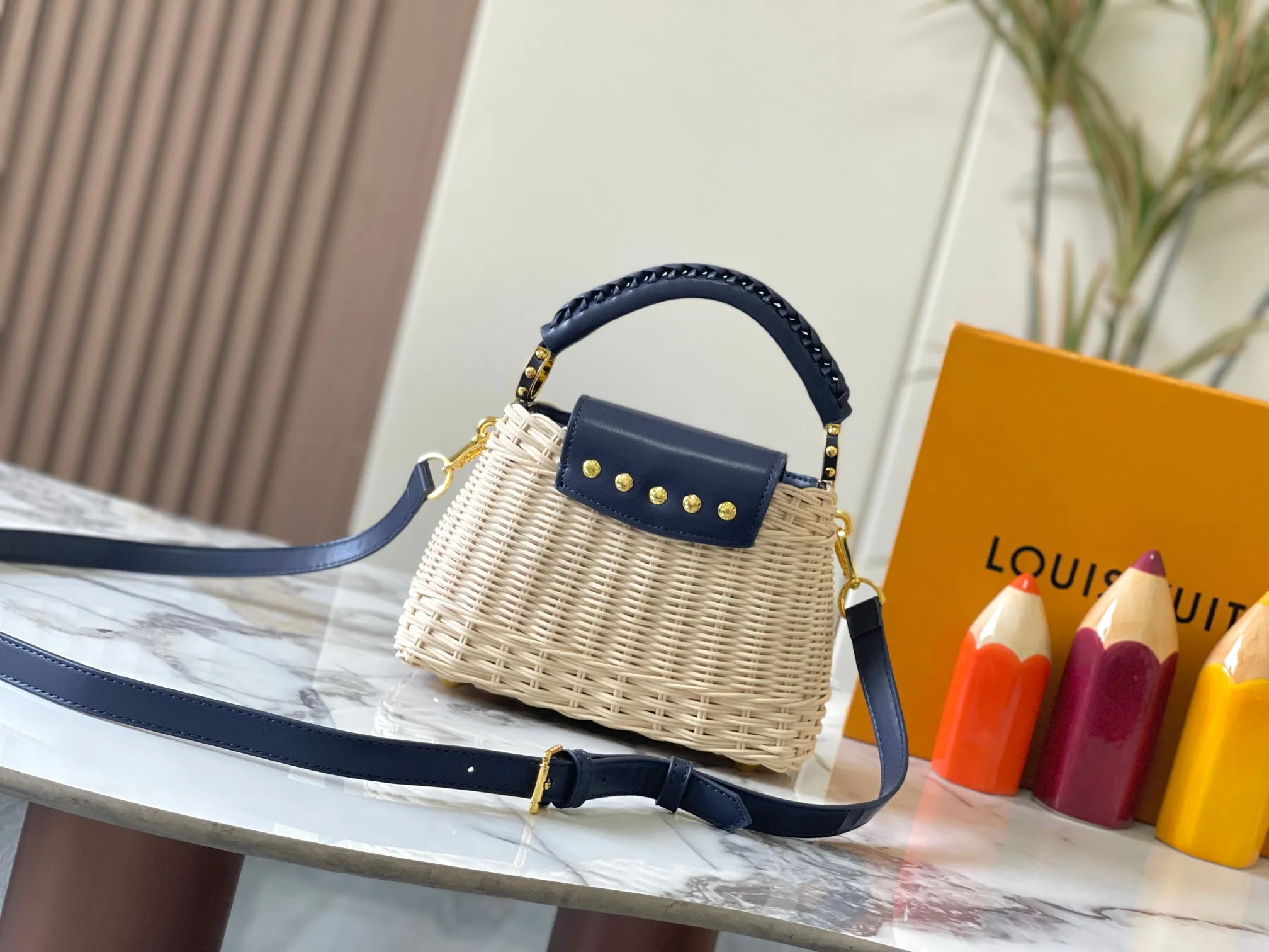 Upgraded version P660 M14365 This Capucines mini handbag has a unique rattan weaving structure that pays tribute to the Louis Vuitton picnic box design that came out in 1892. The cow leather shapes the top handle and flap, the LV letters reveal a metallic texture, and the detachable and adjustable leather shoulder strap makes it easy to carry on the shoulder. The gift box packaging provided with this product may be reasonably adjusted depending on the stock situation, and may be different from the packaging style displayed on this product page. Please refer to the actual gift box packaging style received for details. Size:21×14×8cm