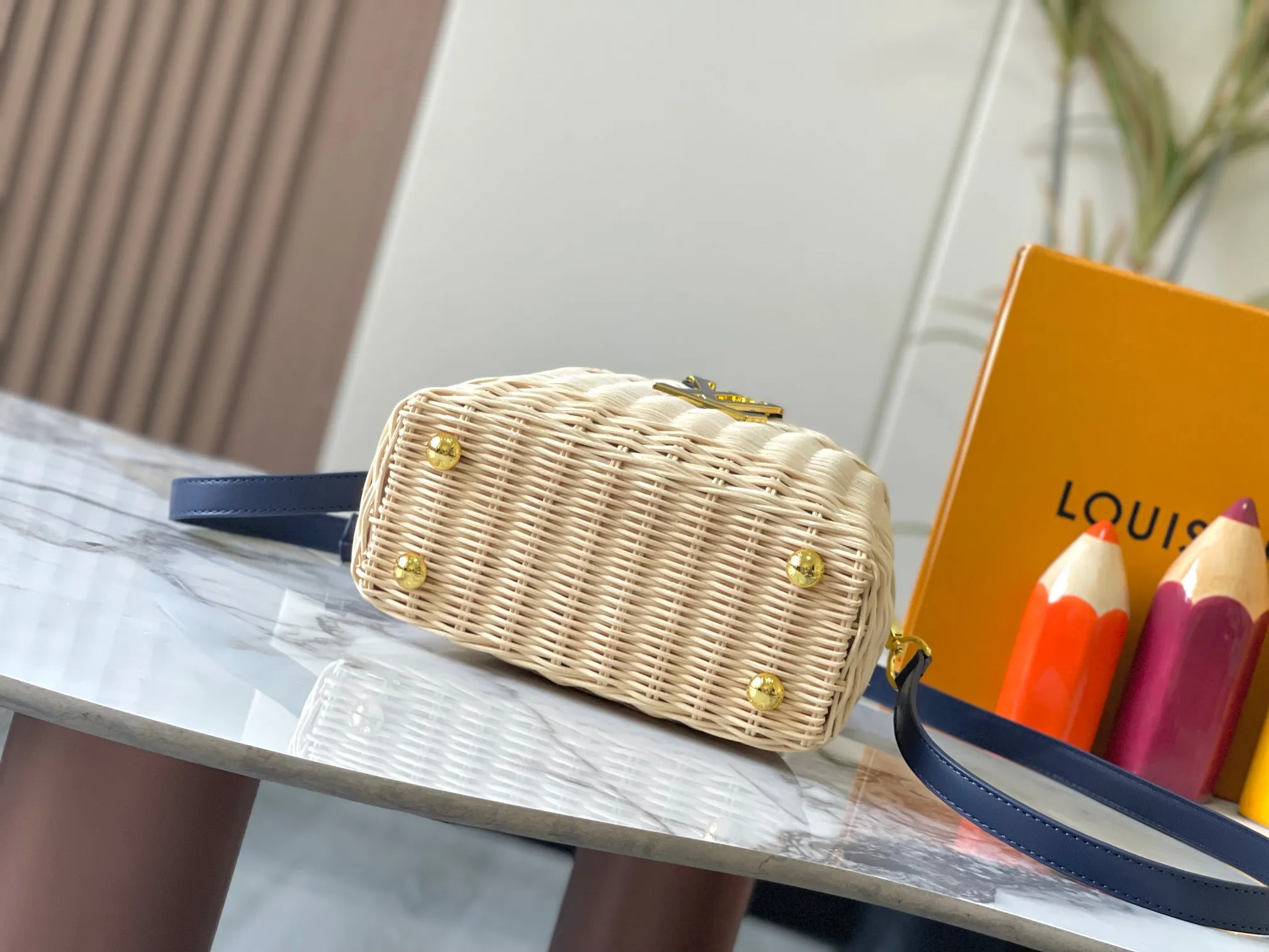 Upgraded version P660 M14365 This Capucines mini handbag has a unique rattan weaving structure that pays tribute to the Louis Vuitton picnic box design that came out in 1892. The cow leather shapes the top handle and flap, the LV letters reveal a metallic texture, and the detachable and adjustable leather shoulder strap makes it easy to carry on the shoulder. The gift box packaging provided with this product may be reasonably adjusted depending on the stock situation, and may be different from the packaging style displayed on this product page. Please refer to the actual gift box packaging style received for details. Size:21×14×8cm