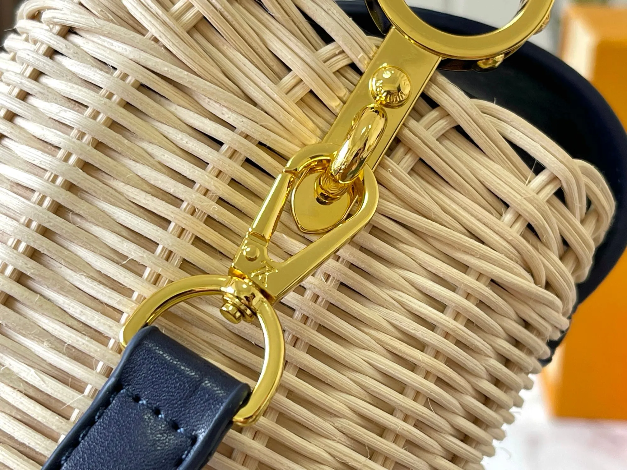 Upgraded version P660 M14365 This Capucines mini handbag has a unique rattan weaving structure that pays tribute to the Louis Vuitton picnic box design that came out in 1892. The cow leather shapes the top handle and flap, the LV letters reveal a metallic texture, and the detachable and adjustable leather shoulder strap makes it easy to carry on the shoulder. The gift box packaging provided with this product may be reasonably adjusted depending on the stock situation, and may be different from the packaging style displayed on this product page. Please refer to the actual gift box packaging style received for details. Size:21×14×8cm