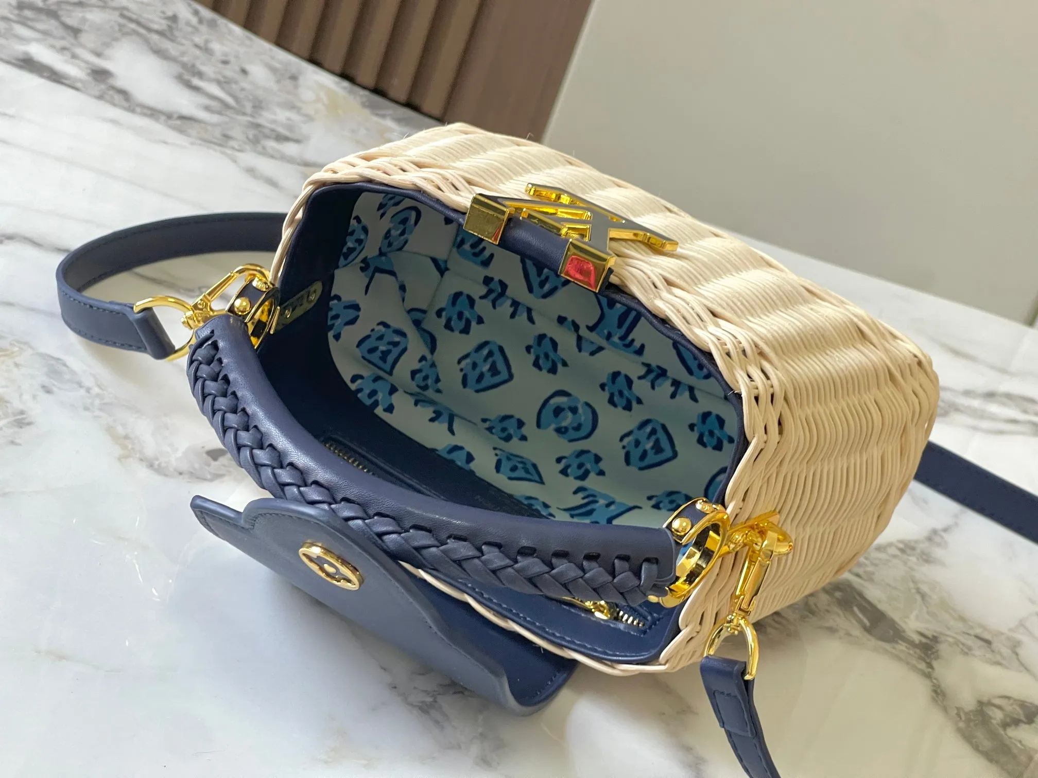 Upgraded version P660 M14365 This Capucines mini handbag has a unique rattan weaving structure that pays tribute to the Louis Vuitton picnic box design that came out in 1892. The cow leather shapes the top handle and flap, the LV letters reveal a metallic texture, and the detachable and adjustable leather shoulder strap makes it easy to carry on the shoulder. The gift box packaging provided with this product may be reasonably adjusted depending on the stock situation, and may be different from the packaging style displayed on this product page. Please refer to the actual gift box packaging style received for details. Size:21×14×8cm
