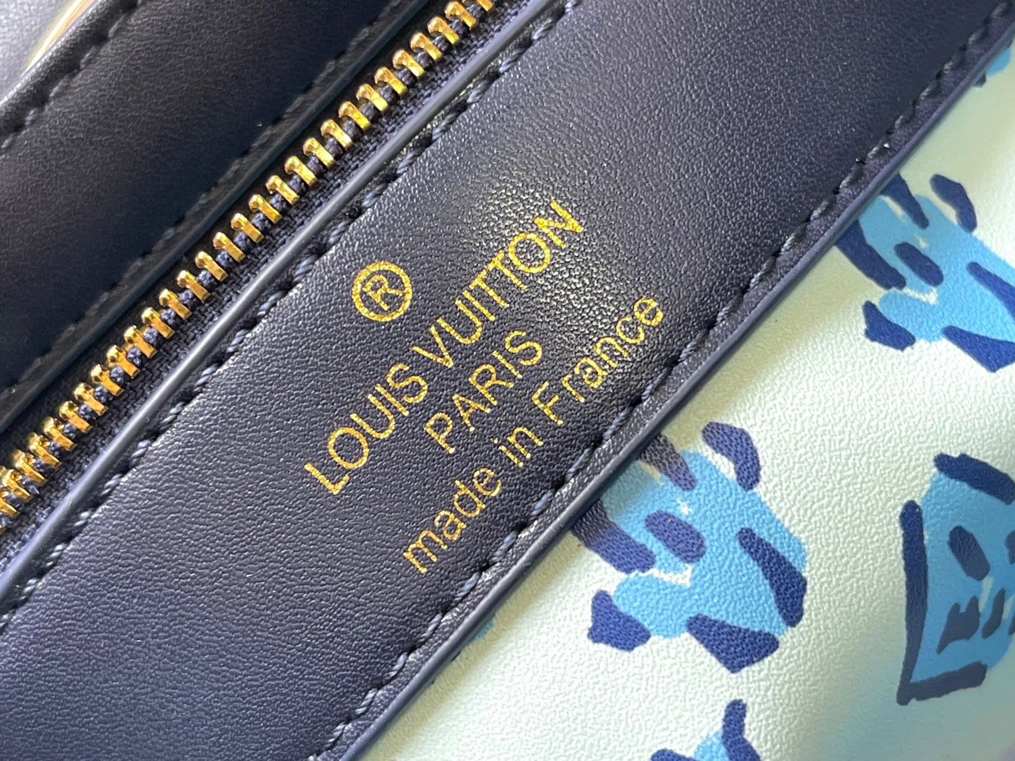 Upgraded version P660 M14365 This Capucines mini handbag has a unique rattan weaving structure that pays tribute to the Louis Vuitton picnic box design that came out in 1892. The cow leather shapes the top handle and flap, the LV letters reveal a metallic texture, and the detachable and adjustable leather shoulder strap makes it easy to carry on the shoulder. The gift box packaging provided with this product may be reasonably adjusted depending on the stock situation, and may be different from the packaging style displayed on this product page. Please refer to the actual gift box packaging style received for details. Size:21×14×8cm