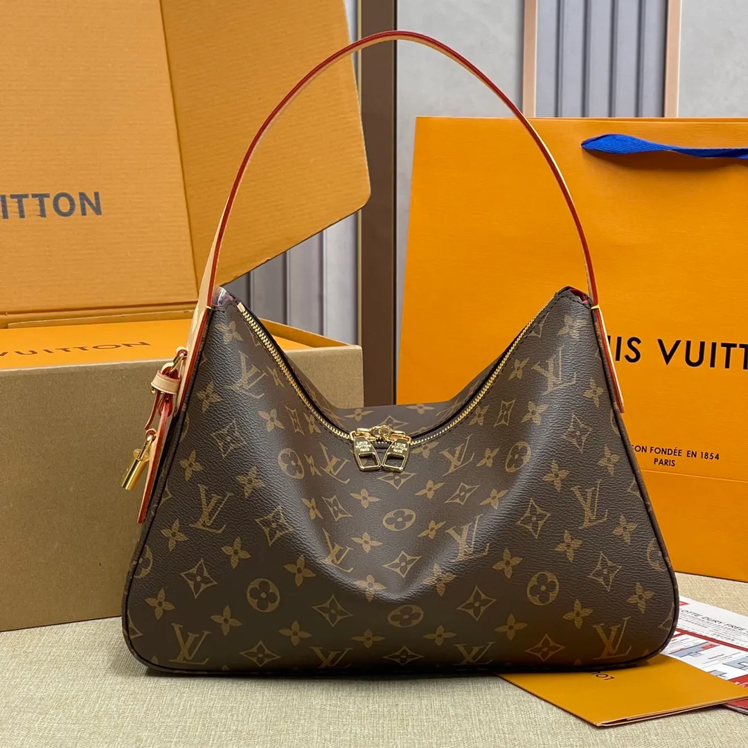 [Upgraded version] P540¥Lv counter new upgraded version·High quality·. Real gold hardware and complete packaging. 🌻Model M11952 Slouchy small handbag is made of Louis Vuitton's classic Monogram canvas. It has a unique silhouette that can be worn as a shoulder or a hand carry to suit various occasions such as business office or weekend travel. Brand-new padlocks and name tags mark the new season, highlighting the brand’s long heritage and exquisite craftsmanship. 33x 8x 22cm (height x width x length)