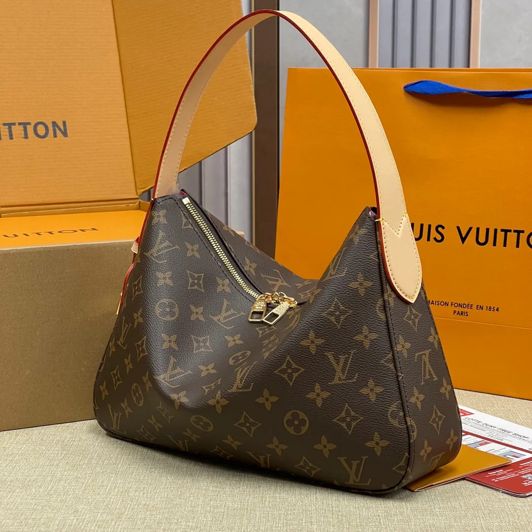 [Upgraded version] P540¥Lv counter new upgraded version·High quality·. Real gold hardware and complete packaging. 🌻Model M11952 Slouchy small handbag is made of Louis Vuitton's classic Monogram canvas. It has a unique silhouette that can be worn as a shoulder or a hand carry to suit various occasions such as business office or weekend travel. Brand-new padlocks and name tags mark the new season, highlighting the brand’s long heritage and exquisite craftsmanship. 33x 8x 22cm (height x width x length)