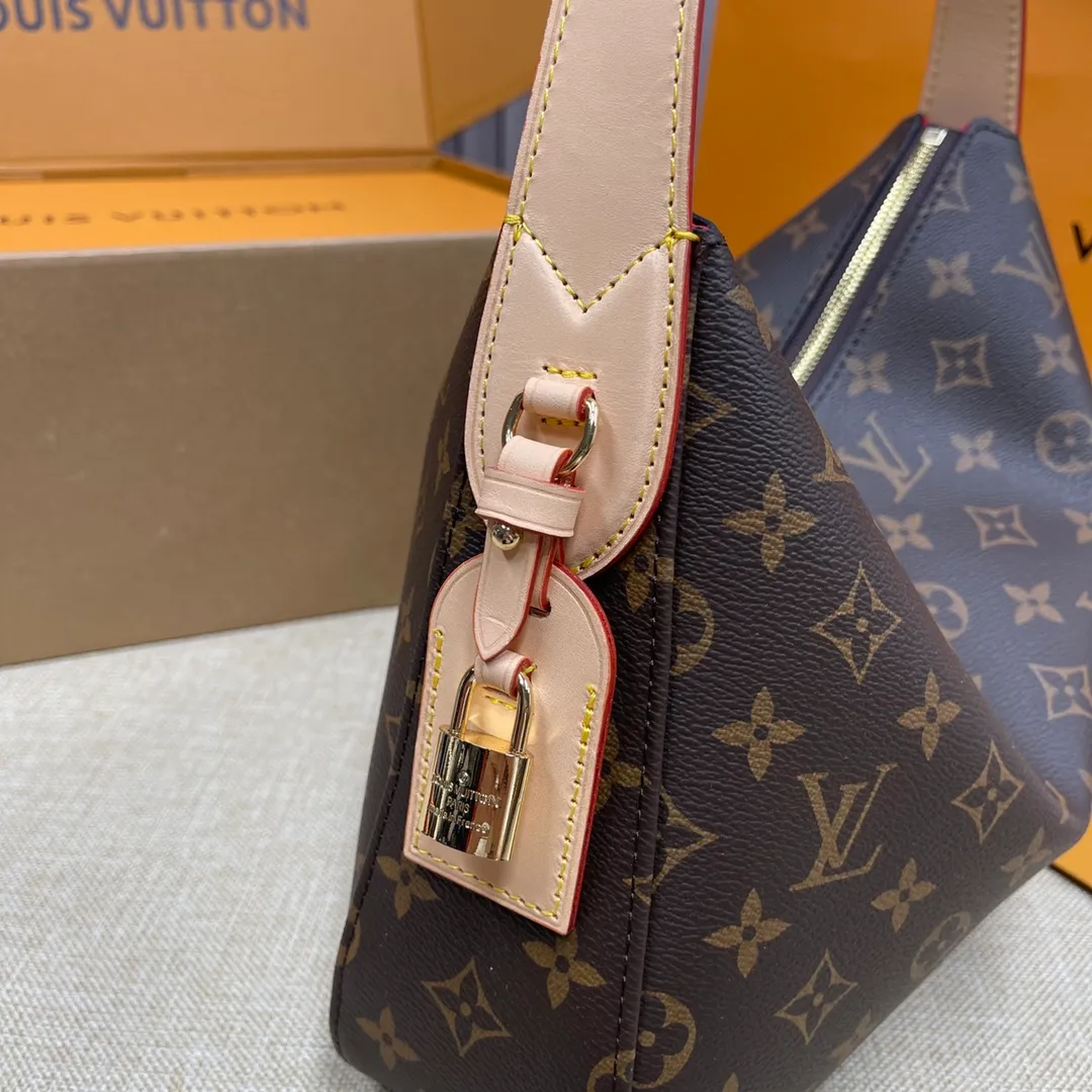 [Upgraded version] P540¥Lv counter new upgraded version·High quality·. Real gold hardware and complete packaging. 🌻Model M11952 Slouchy small handbag is made of Louis Vuitton's classic Monogram canvas. It has a unique silhouette that can be worn as a shoulder or a hand carry to suit various occasions such as business office or weekend travel. Brand-new padlocks and name tags mark the new season, highlighting the brand’s long heritage and exquisite craftsmanship. 33x 8x 22cm (height x width x length)