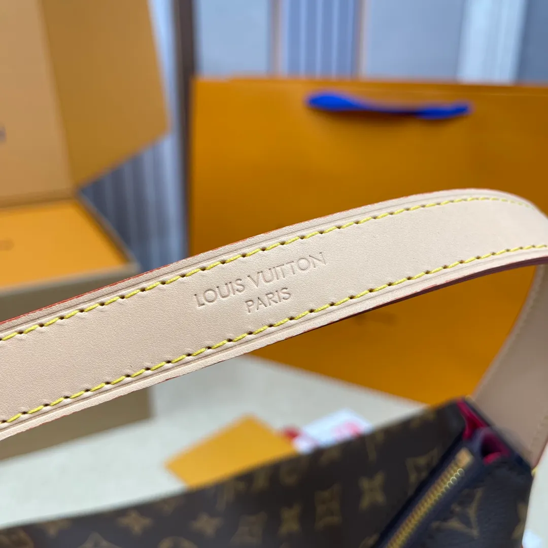 [Upgraded version] P540¥Lv counter new upgraded version·High quality·. Real gold hardware and complete packaging. 🌻Model M11952 Slouchy small handbag is made of Louis Vuitton's classic Monogram canvas. It has a unique silhouette that can be worn as a shoulder or a hand carry to suit various occasions such as business office or weekend travel. Brand-new padlocks and name tags mark the new season, highlighting the brand’s long heritage and exquisite craftsmanship. 33x 8x 22cm (height x width x length)