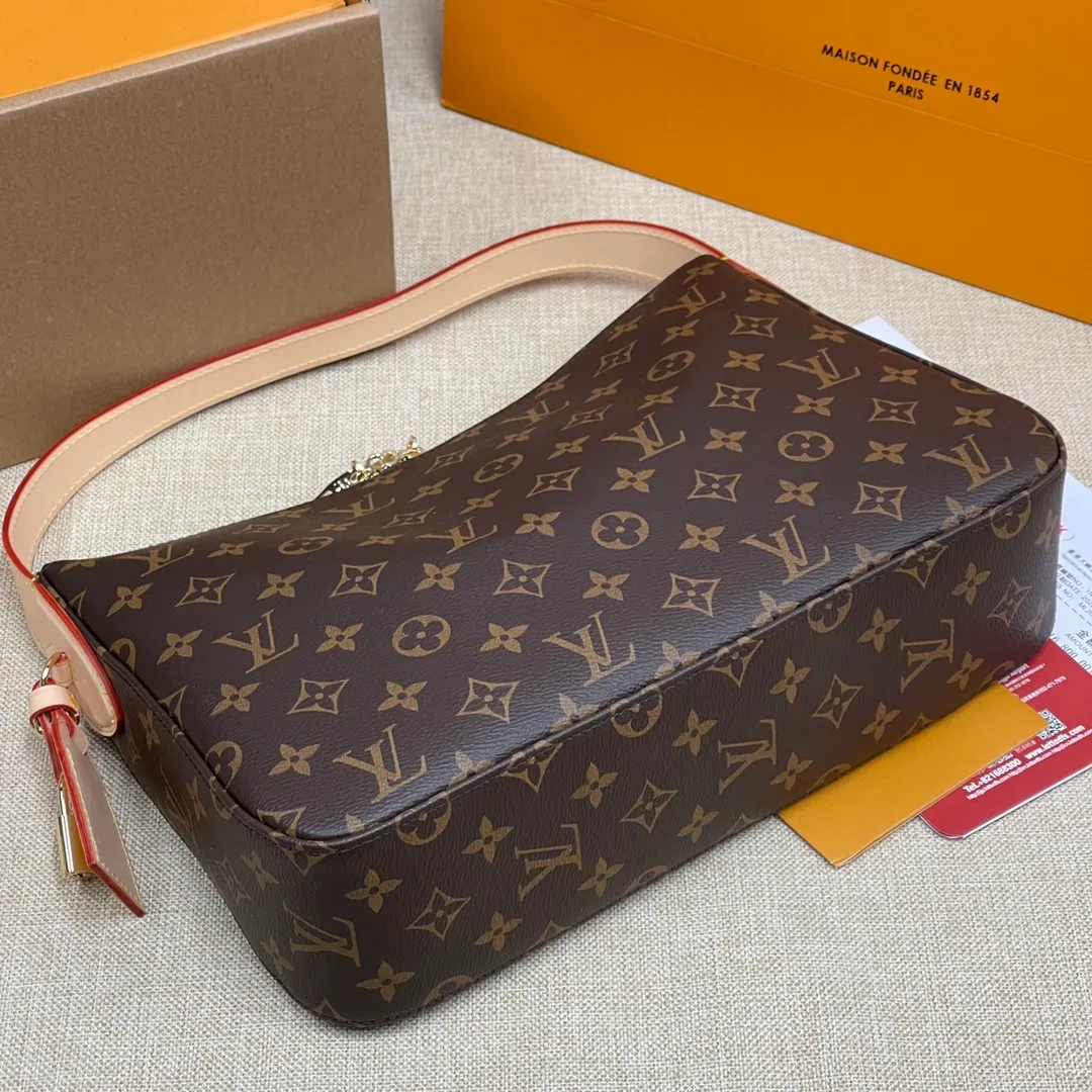 [Upgraded version] P540¥Lv counter new upgraded version·High quality·. Real gold hardware and complete packaging. 🌻Model M11952 Slouchy small handbag is made of Louis Vuitton's classic Monogram canvas. It has a unique silhouette that can be worn as a shoulder or a hand carry to suit various occasions such as business office or weekend travel. Brand-new padlocks and name tags mark the new season, highlighting the brand’s long heritage and exquisite craftsmanship. 33x 8x 22cm (height x width x length)
