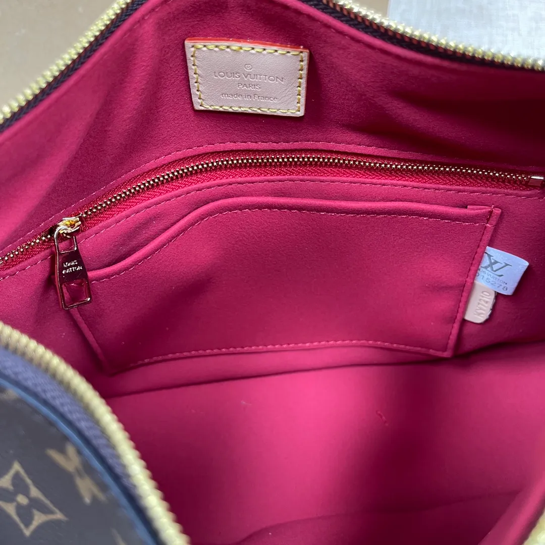 [Upgraded version] P540¥Lv counter new upgraded version·High quality·. Real gold hardware and complete packaging. 🌻Model M11952 Slouchy small handbag is made of Louis Vuitton's classic Monogram canvas. It has a unique silhouette that can be worn as a shoulder or a hand carry to suit various occasions such as business office or weekend travel. Brand-new padlocks and name tags mark the new season, highlighting the brand’s long heritage and exquisite craftsmanship. 33x 8x 22cm (height x width x length)