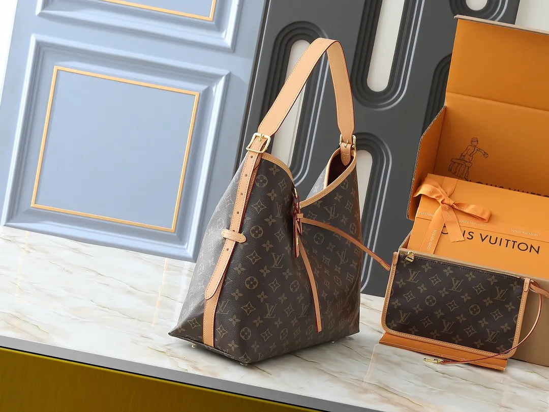 💰240💰Upgraded from the original M46197 M46203 M46289 M46292 Louis Vuitton launches a new CarryAll medium handbag, with Monogram canvas and leather trimming to create a body-fitting design. There's a zipped pocket inside the ample space, and a detachable zipped clutch adds a functional element, with a buckle-adjustable handle. Dimensions: 39.0 x 30.0 x 15.0 cm (length x height x width)